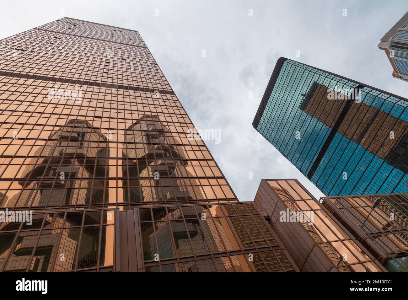 Skyline della città con alti grattacieli affaristi, alti edifici di uffici nel quartiere centrale di Hong Kong Foto Stock