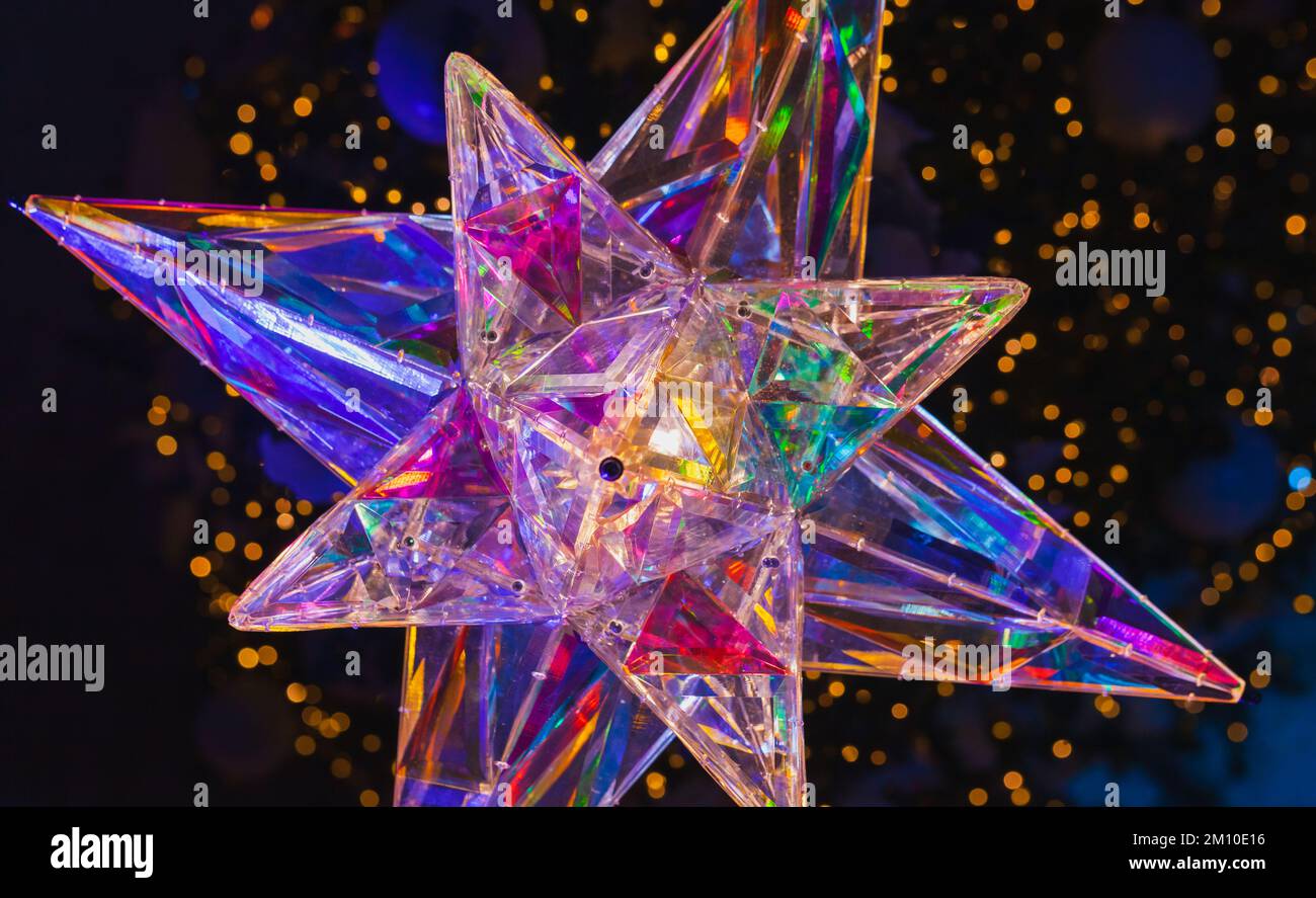 Stella decorativa con illuminazione interna colorata, foto ravvicinata. Elemento decorativo di design natalizio Foto Stock