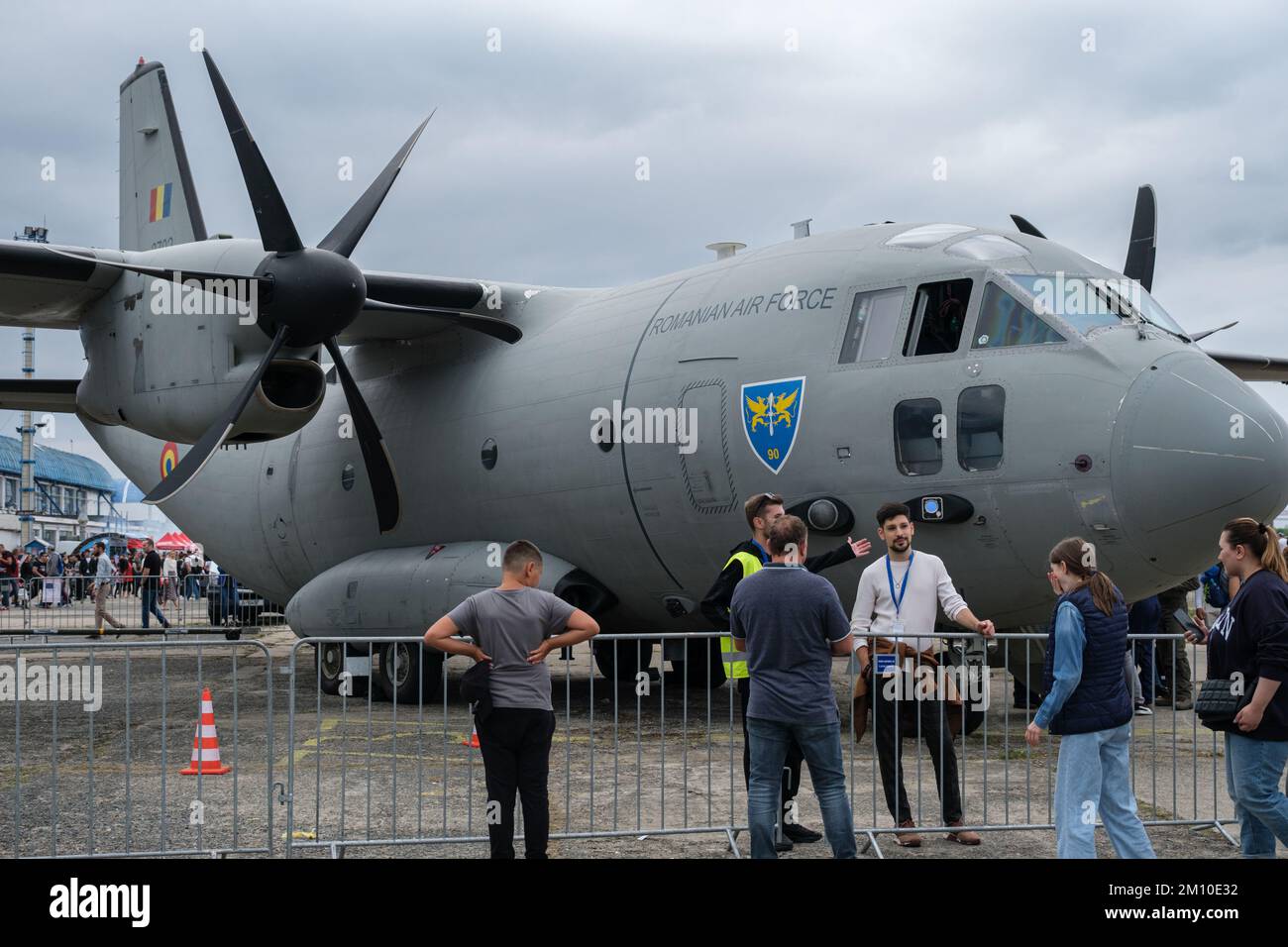 Un aereo gigante Alenia C-27J Spartan e persone in giro per il Salone aereo Internazionale di Bucarest Foto Stock