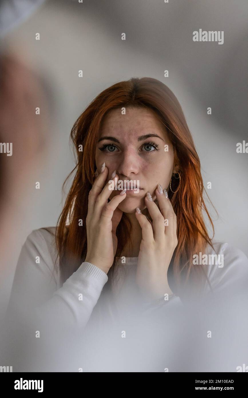 Ritratto di una ragazza in un contesto sfocato. Concetto di paure, pensieri, preoccupazioni, fantasmi nascosti e inconscio Foto Stock