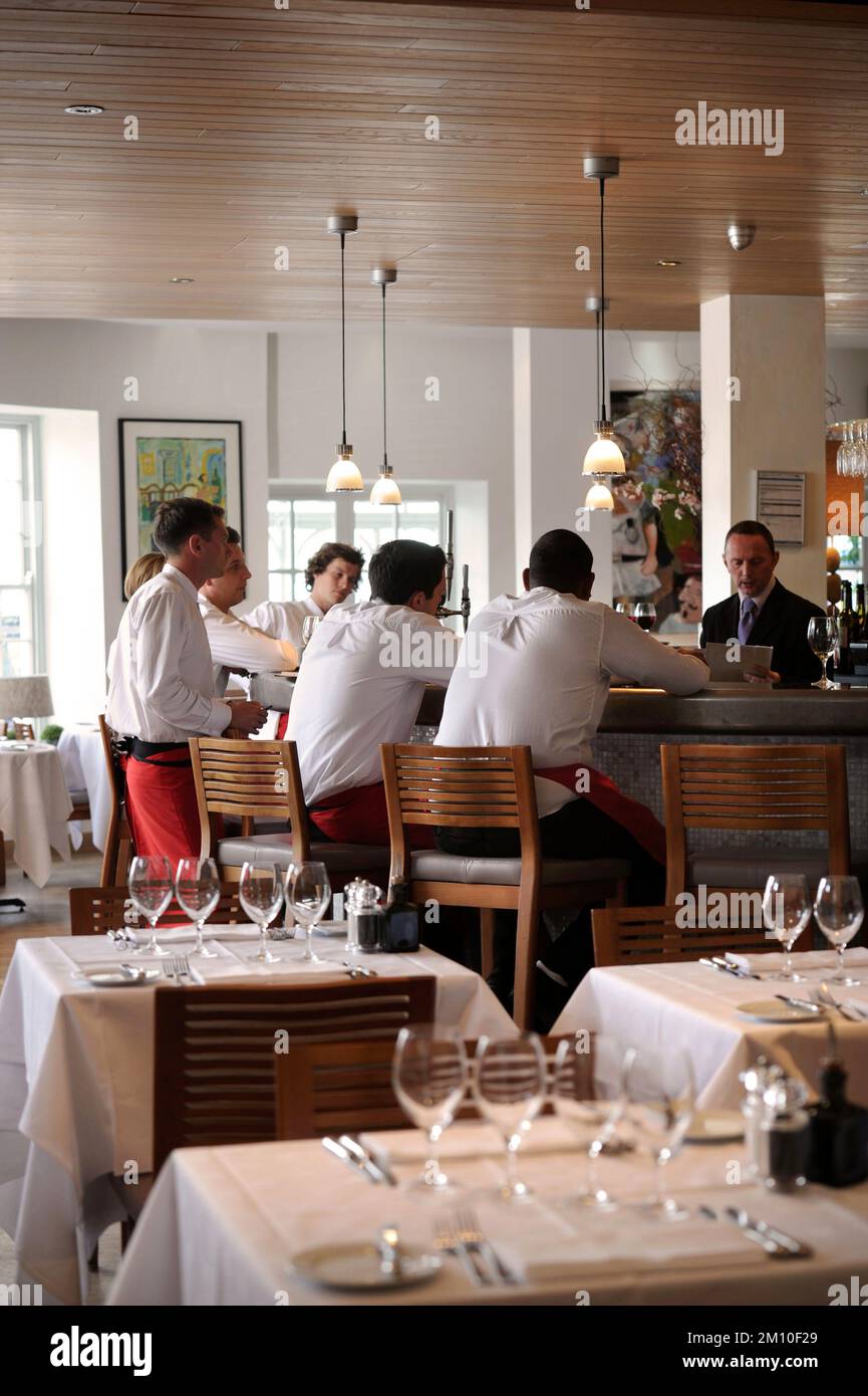 Prima del servizio, il personale sarà lieto di illustrarle nella sala da pranzo del ristorante Seafood di Padstow, in Cornovaglia. Foto Stock