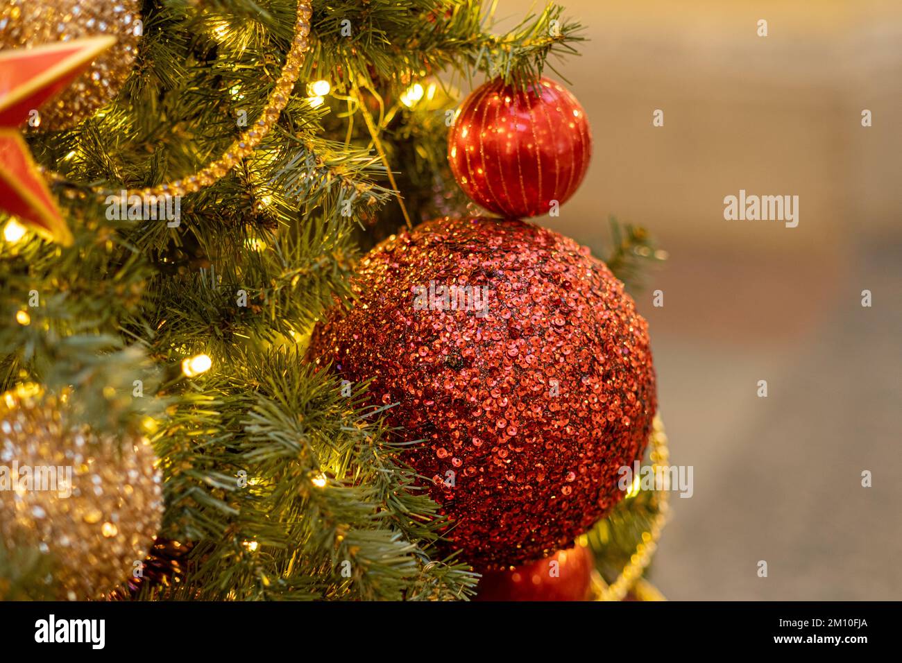 Albero di Natale e giocattoli di Natale. Prepararsi per il nuovo anno. Foto di alta qualità Foto Stock