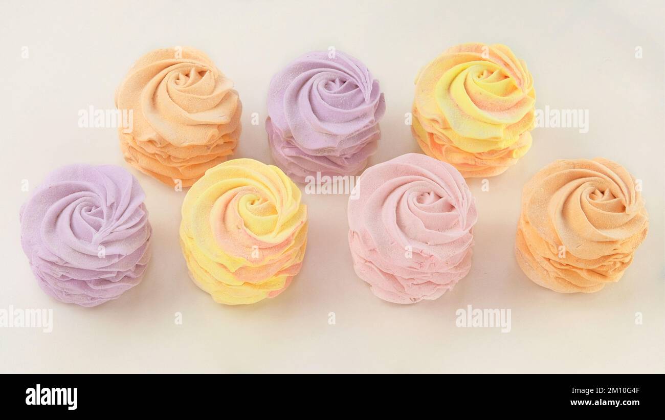 Marshmallows per il presente. Dessert tradizionali colorati per le vacanze. Vista dall'alto. Foto Stock