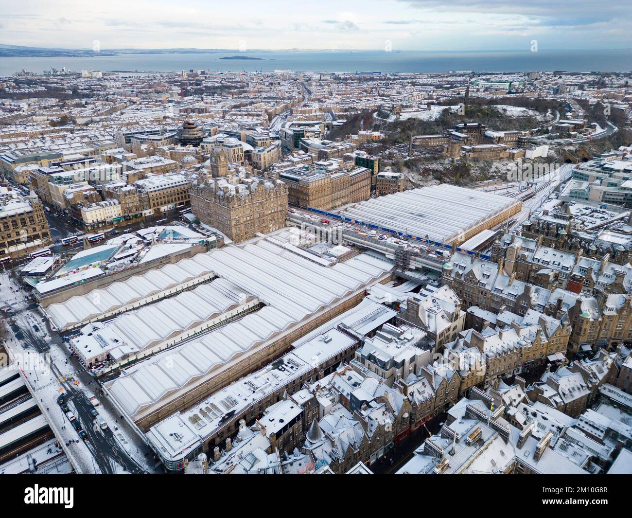 Vista aerea dei tetti innevati invernali e della stazione di Waverley a Edimburgo, Scozia, Regno Unito Foto Stock