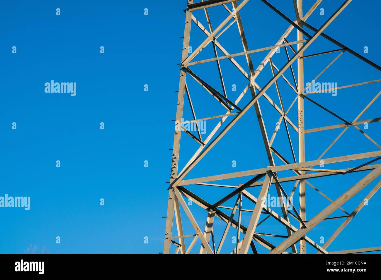 centrale elettrica: traliccio elettrico, struttura in acciaio per l'infrastruttura per il trasporto di cavi elettrici con rete di servizi e impianti. Foto Stock
