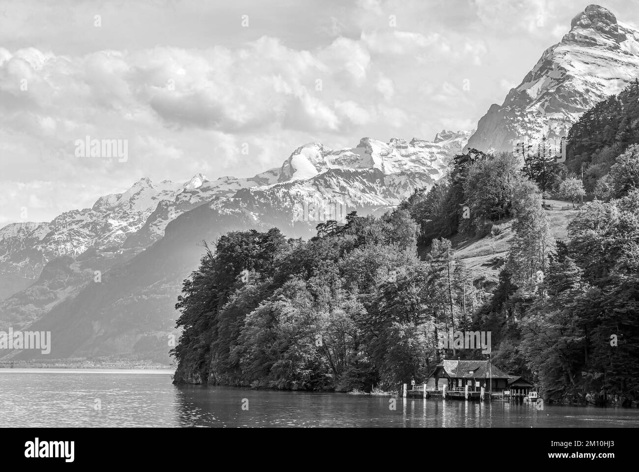 Paesaggio montano sul lago di Lucerna vicino a Bauen in Svizzera Foto Stock