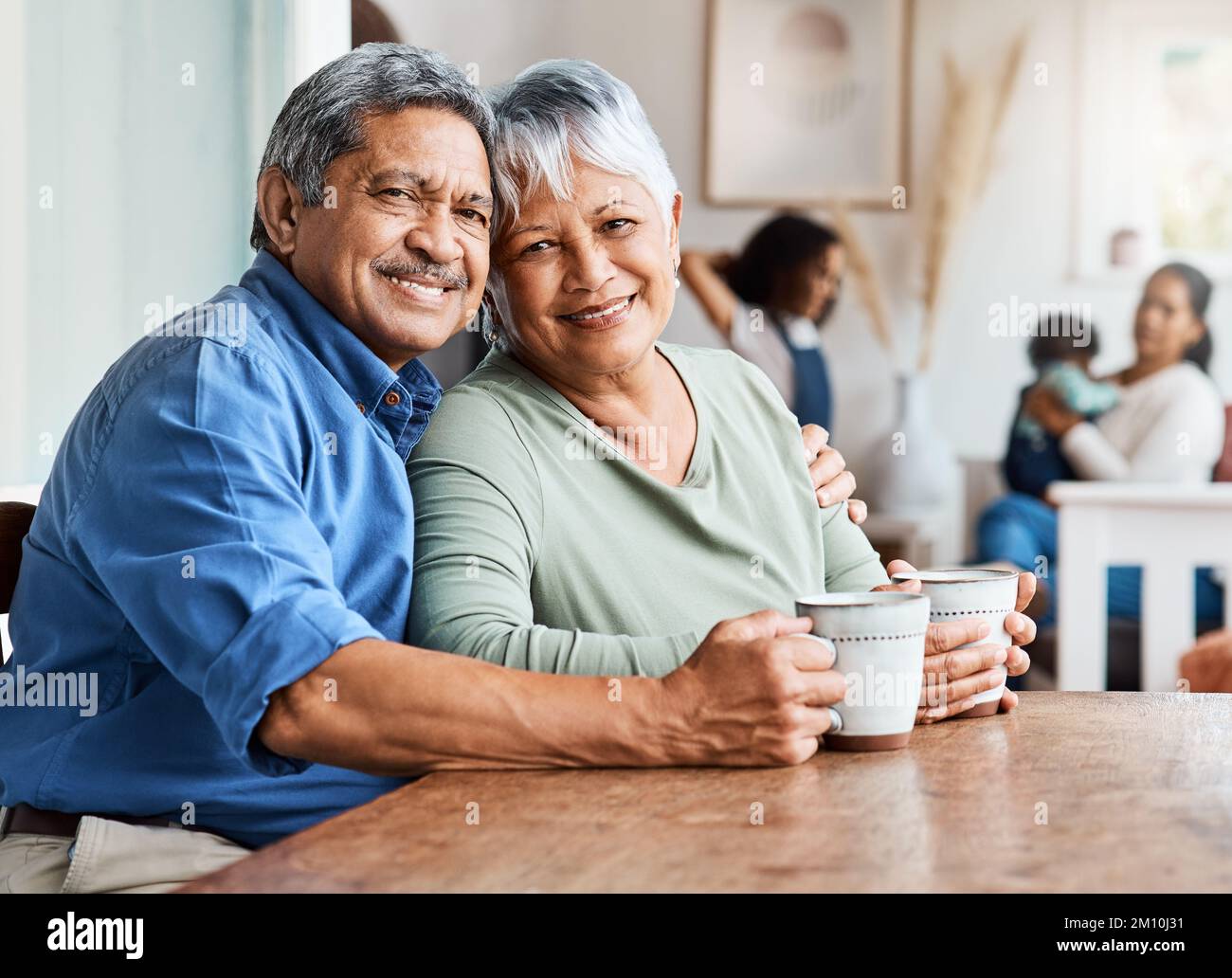 Ogni giorno beviamo ancora un caffè insieme. una coppia matura che beve il caffè insieme a casa. Foto Stock