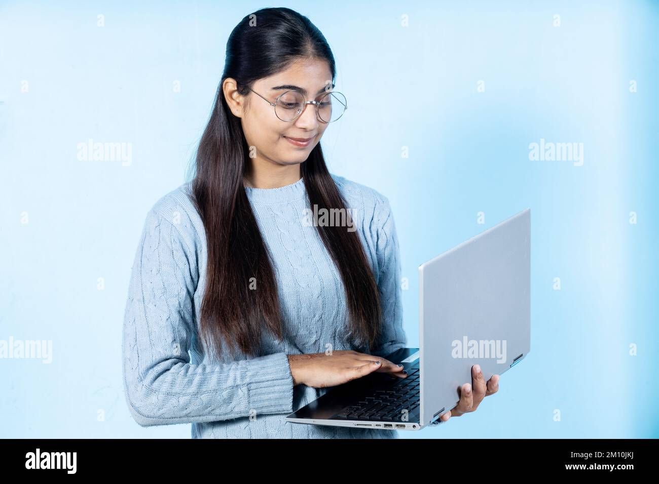 ragazza studentesca indiana che tiene un libro Foto Stock