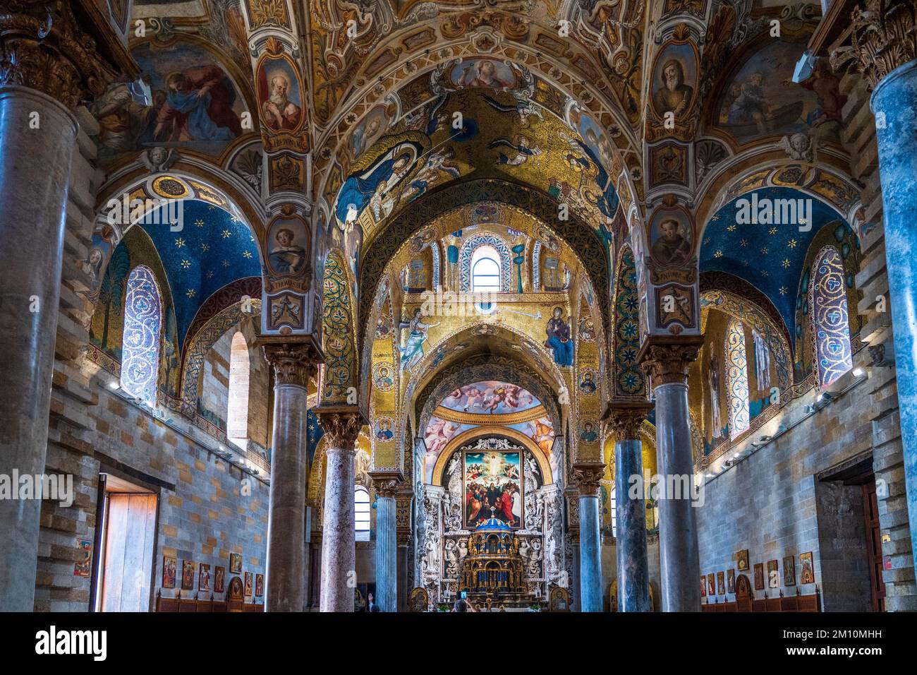 Mosaici bizantini all'interno della chiesa di Maria dell'Ammiraglio a Palermo, in Sicilia. Italia. Foto Stock