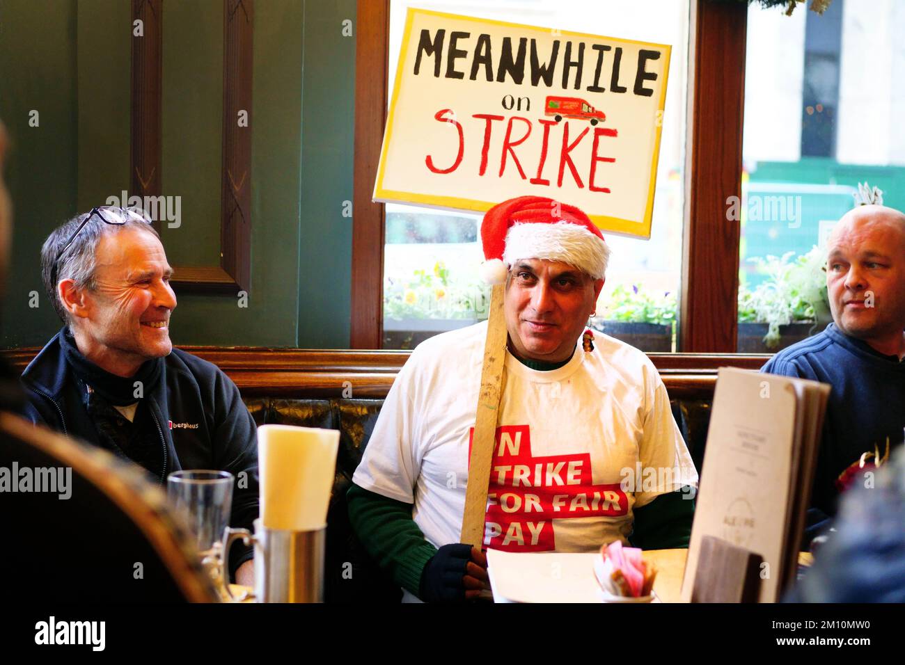 I lavoratori della Parcelforce di Beckton, East London, si incontrano in un pub di Westminster in vista di un raduno in Parliament Square, Londra, da parte dei membri della Communication Workers Union (CWU), mentre i lavoratori della Royal Mail segnano un altro sciopero nella sempre più aspra disputa su posti di lavoro, retribuzioni e condizioni. Data immagine: Venerdì 9 dicembre 2022. Foto Stock