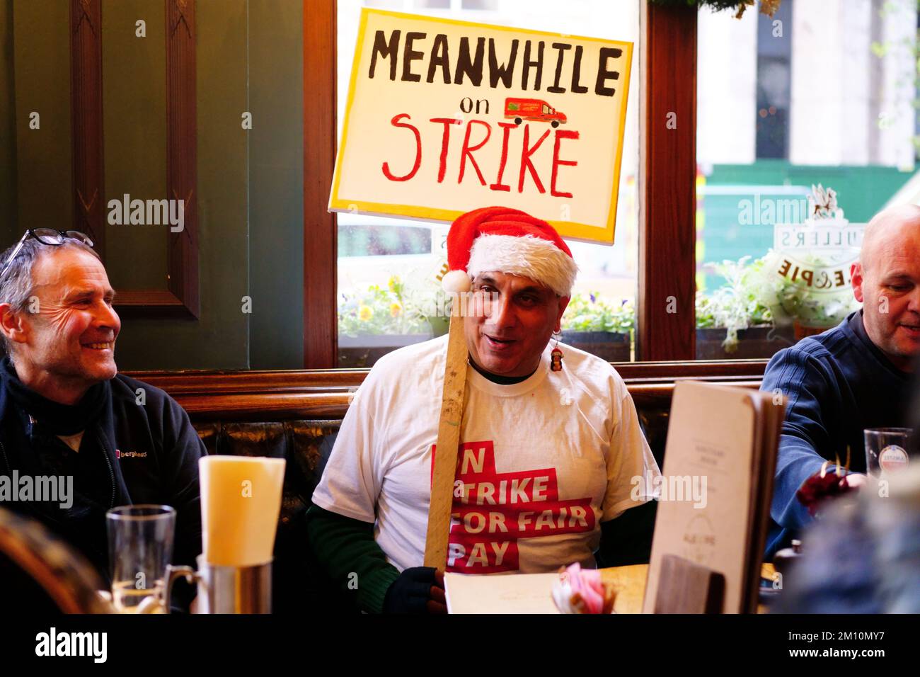 I lavoratori della Parcelforce di Beckton, East London, si incontrano in un pub di Westminster in vista di un raduno in Parliament Square, Londra, da parte dei membri della Communication Workers Union (CWU), mentre i lavoratori della Royal Mail segnano un altro sciopero nella sempre più aspra disputa su posti di lavoro, retribuzioni e condizioni. Data immagine: Venerdì 9 dicembre 2022. Foto Stock