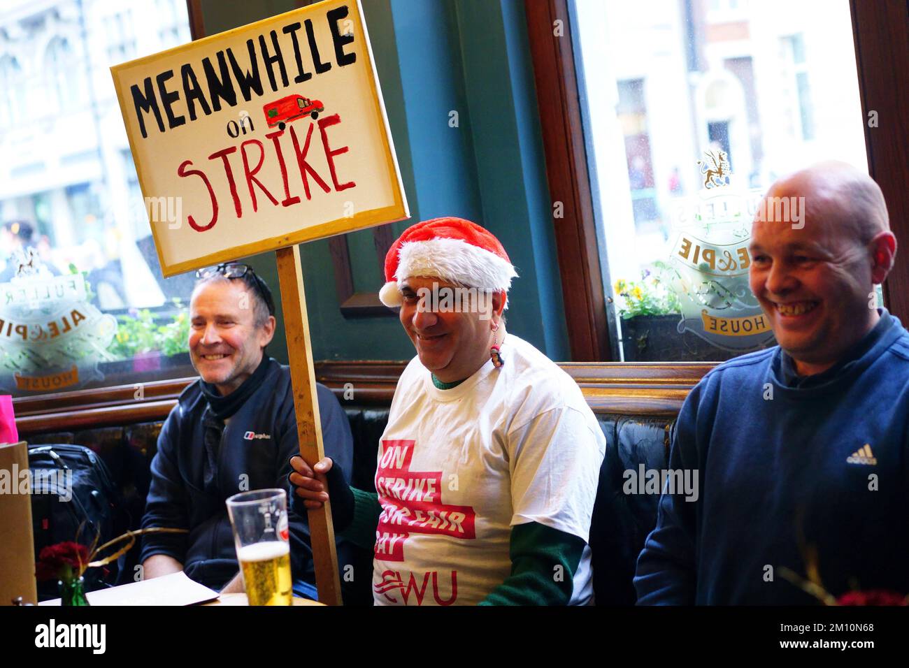 I lavoratori della Parcelforce di Beckton, East London, si incontrano in un pub di Westminster in vista di un raduno in Parliament Square, Londra, da parte dei membri della Communication Workers Union (CWU), mentre i lavoratori della Royal Mail segnano un altro sciopero nella sempre più aspra disputa su posti di lavoro, retribuzioni e condizioni. Data immagine: Venerdì 9 dicembre 2022. Foto Stock