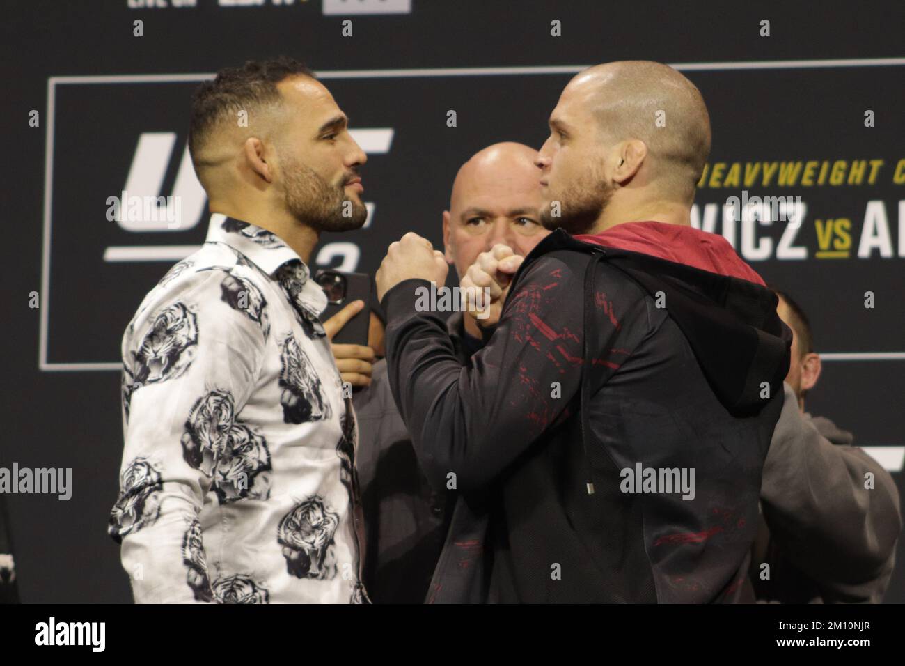 LAS VEGAS, NV - 8 DICEMBRE: (L-R) Santiago Ponzinibbio e Alex Morono si affrontano durante il Media Day dell'UFC 282 all'UFC Apex il 8 dicembre 2022, a Las Vegas, Nevada, Stati Uniti. (Foto di Diego Ribas/PxImages) Foto Stock