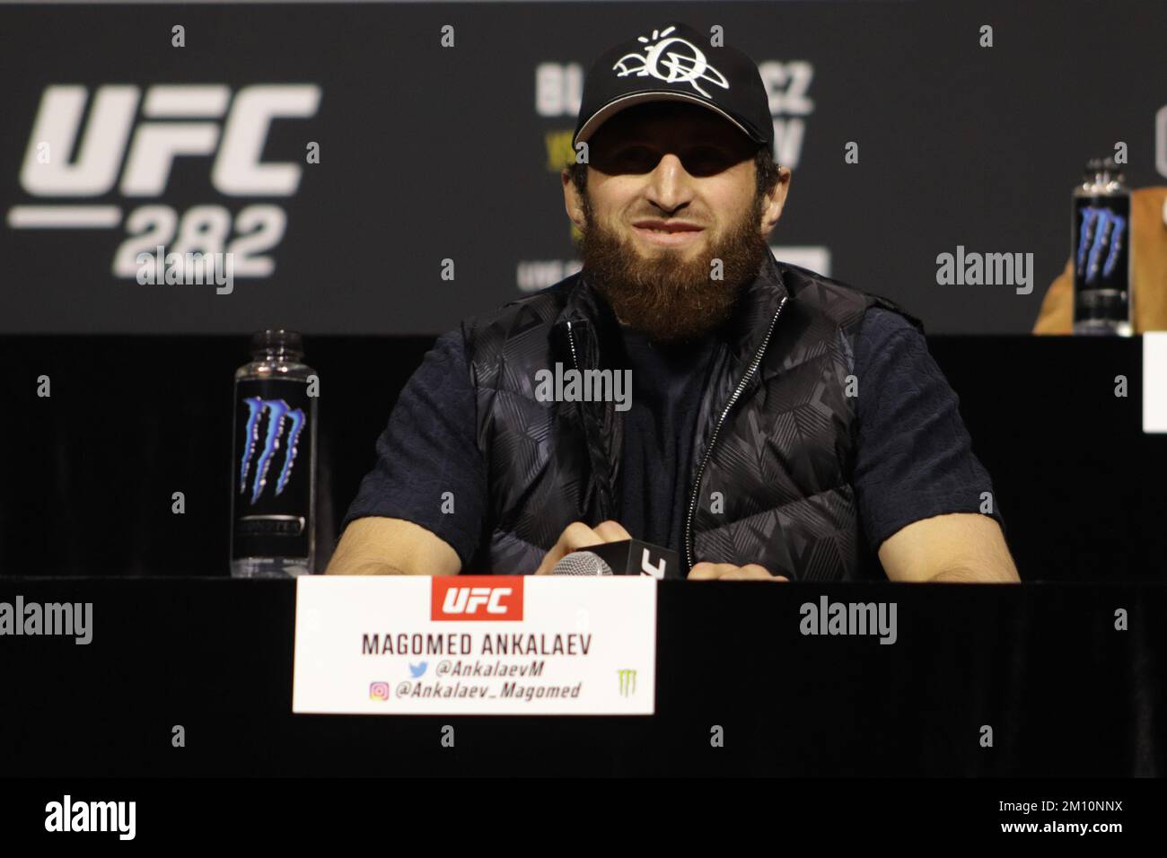 LAS VEGAS, NV - DICEMBRE 8: Magomed Ankalaev interagisce con i media durante la Giornata dei media dell'UFC 282 all'UFC Apex il 8 Dicembre 2022, a Las Vegas, Nevada, Stati Uniti. (Foto di Diego Ribas/PxImages) Foto Stock