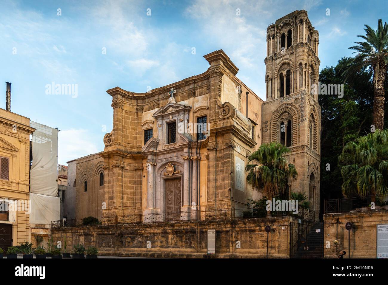 Chiesa di Santa Maria dell'Ammiraglio a Palermo, celebrata dai bellissimi mosaici bizantini che si trovano all'interno. Sicilia. Foto Stock