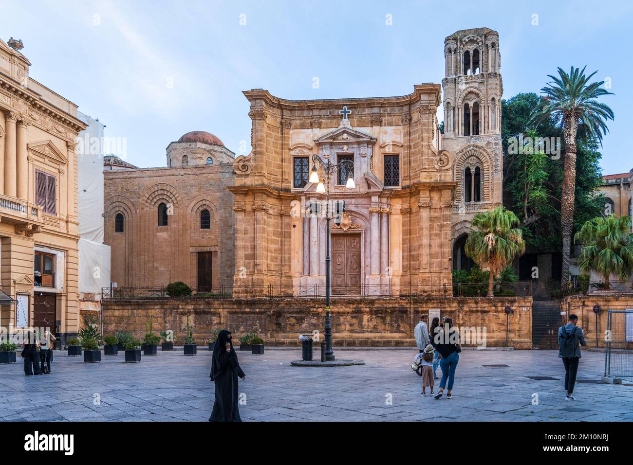 Chiesa di Santa Maria dell'Ammiraglio a Palermo, celebrata dai bellissimi mosaici bizantini che si trovano all'interno. Sicilia. Foto Stock