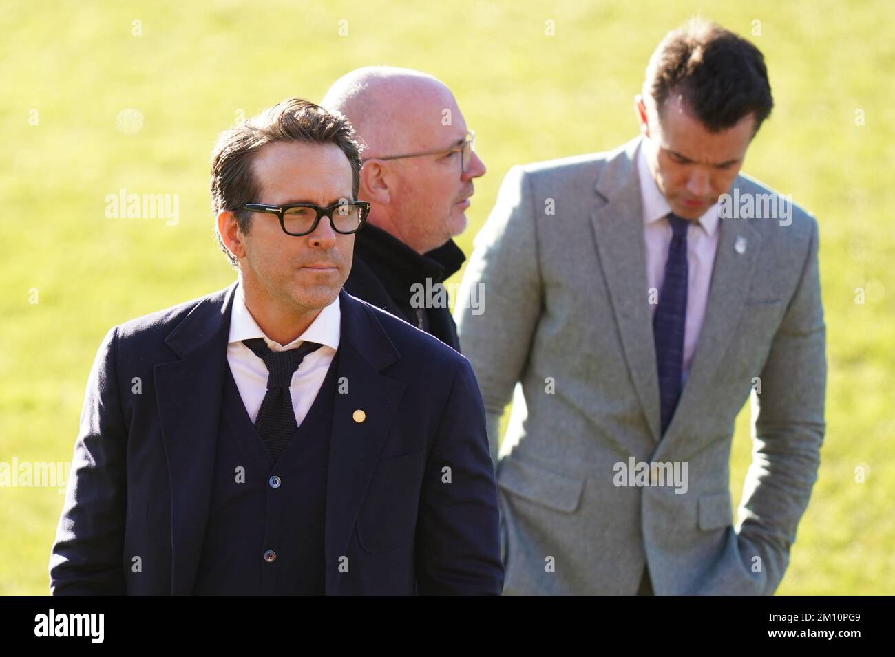 Ryan Reynolds (a sinistra) prima della visita del Re Carlo III e della Regina Consort all'ippodromo della Wrexham Association Football Club. Data immagine: Venerdì 9 dicembre 2022. Foto Stock