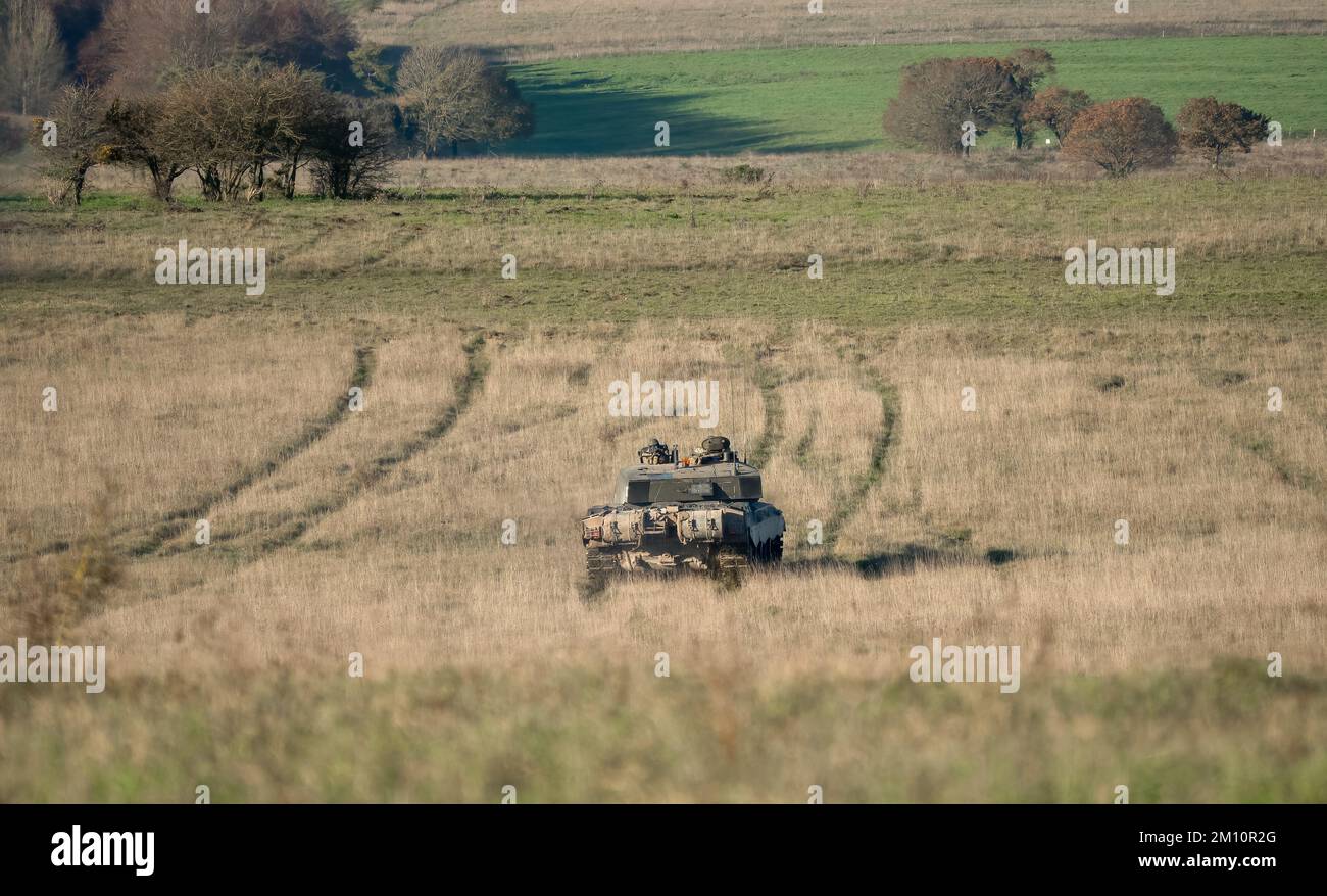comandante e cannoniere dirigono l'azione in un esercito britannico FV4034 Challenger 2 II principale serbatoio di battaglia su un esercizio di combattimento militare, Wiltshire UK Foto Stock