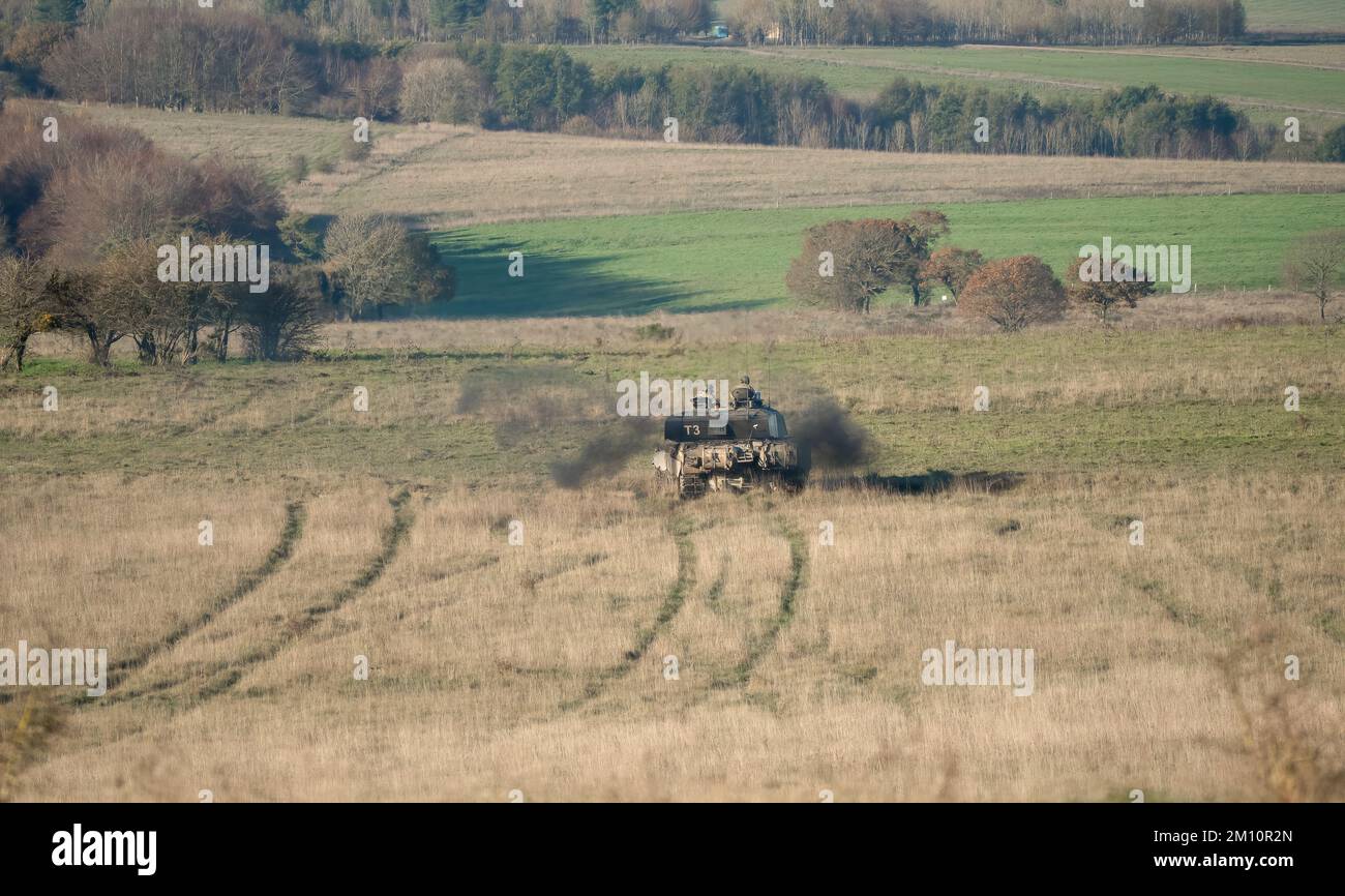 comandante e cannoniere dirigono l'azione in un esercito britannico FV4034 Challenger 2 II principale serbatoio di battaglia su un esercizio di combattimento militare, Wiltshire UK Foto Stock