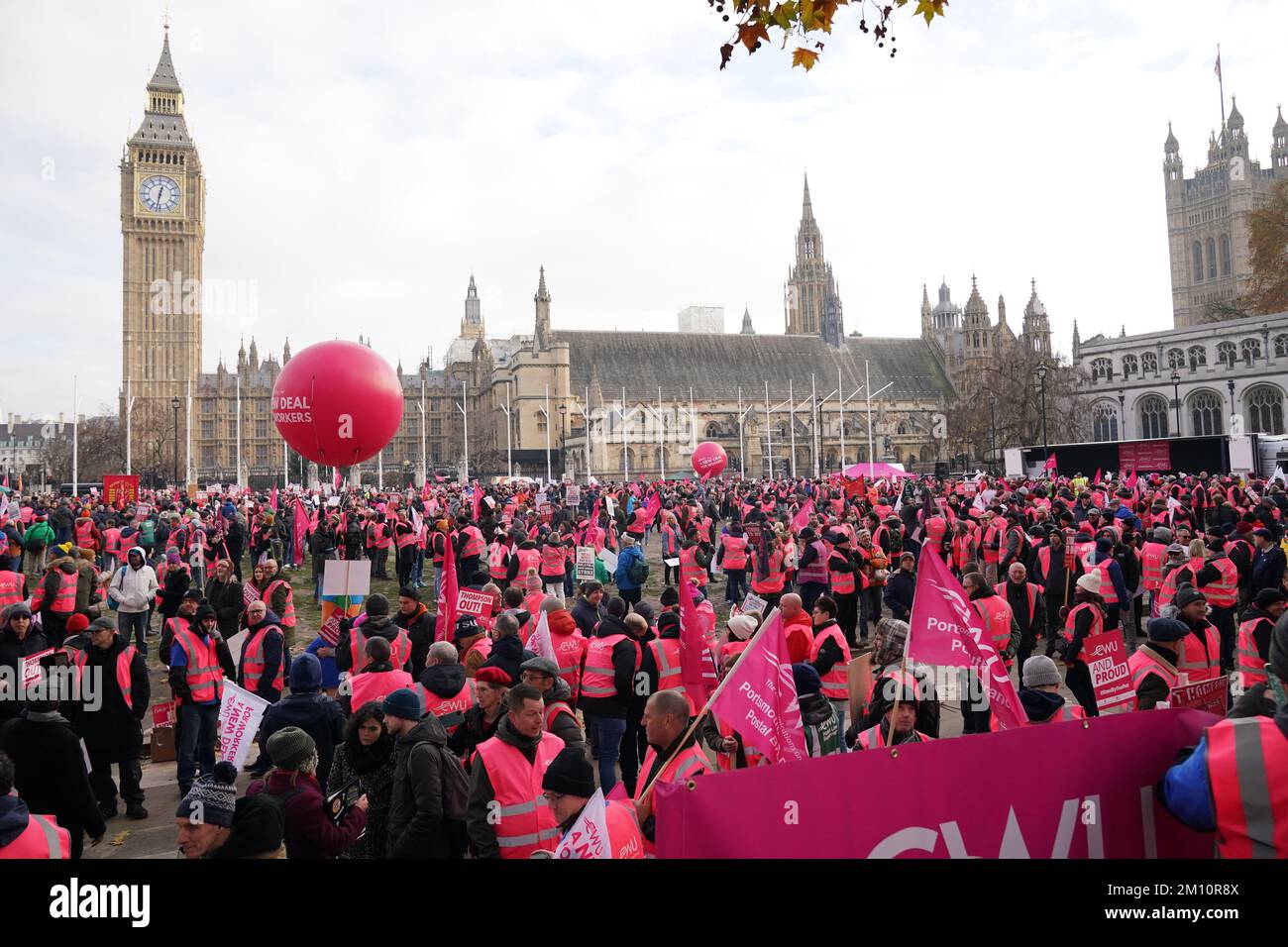I membri della Communication Workers Union (CWU) tengono un raduno in Parliament Square, Londra, mentre i Royal Mail Workers segnano un altro sciopero nella sempre più aspra disputa su posti di lavoro, retribuzioni e condizioni. Data immagine: Venerdì 9 dicembre 2022. Foto Stock