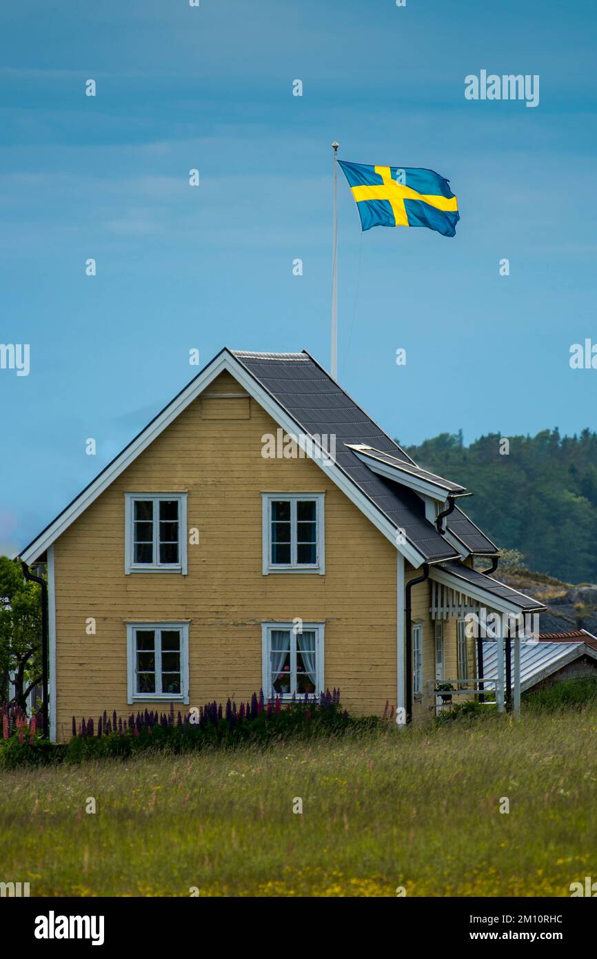 Casa e bandiera nell'arcipelago di Stoccolma Foto Stock