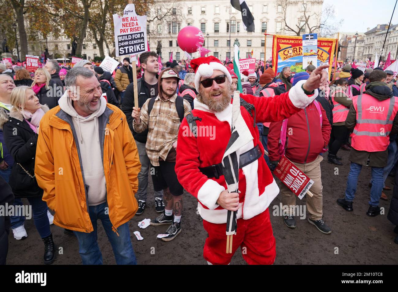 I membri della Communication Workers Union (CWU) tengono un raduno in Parliament Square, Londra, mentre i Royal Mail Workers segnano un altro sciopero nella sempre più aspra disputa su posti di lavoro, retribuzioni e condizioni. Data immagine: Venerdì 9 dicembre 2022. Foto Stock