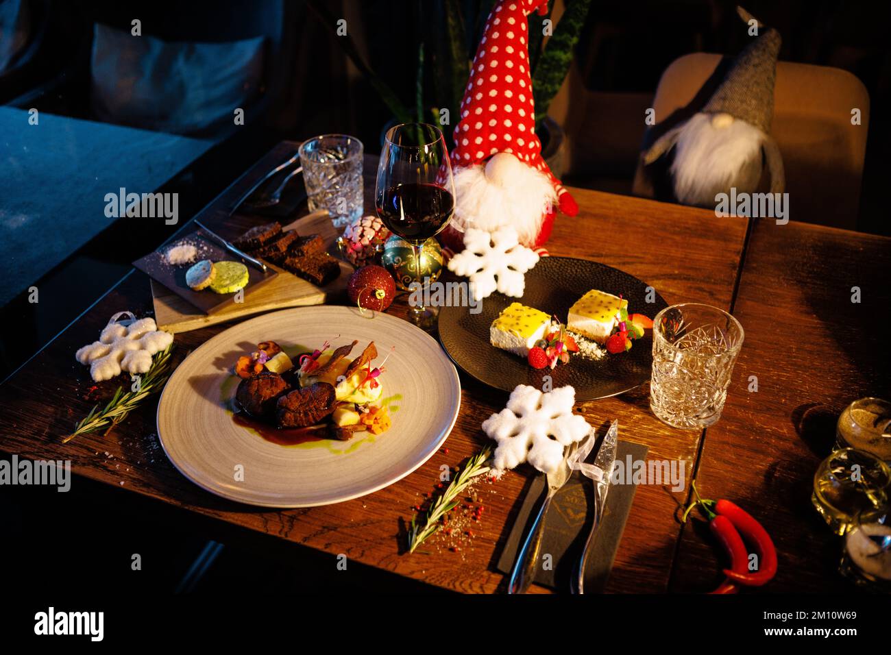 Filetto di cervo e dessert. Tavolo di Natale servito per l'evento di festa della vigilia. Delizioso e salutare cibo tradizionale servito per pranzo in un moderno ristorante gourmet Foto Stock