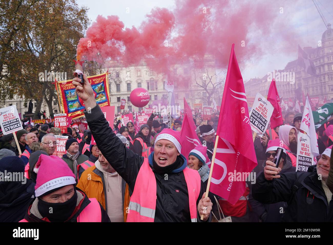 I membri della Communication Workers Union (CWU) tengono un raduno in Parliament Square, Londra, mentre i Royal Mail Workers segnano un altro sciopero nella sempre più aspra disputa su posti di lavoro, retribuzioni e condizioni. Data immagine: Venerdì 9 dicembre 2022. Foto Stock