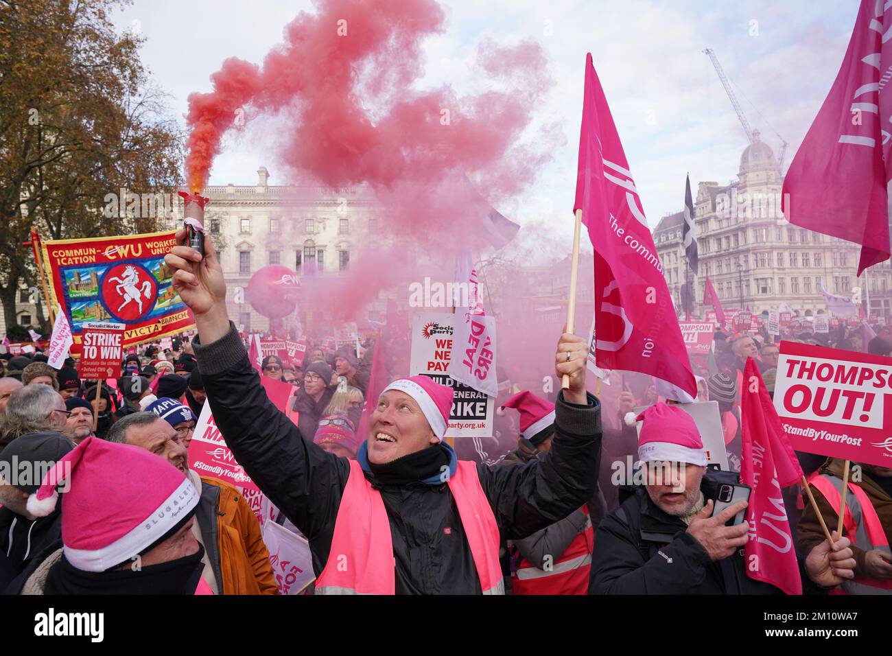 I membri della Communication Workers Union (CWU) tengono un raduno in Parliament Square, Londra, mentre i Royal Mail Workers segnano un altro sciopero nella sempre più aspra disputa su posti di lavoro, retribuzioni e condizioni. Data immagine: Venerdì 9 dicembre 2022. Foto Stock