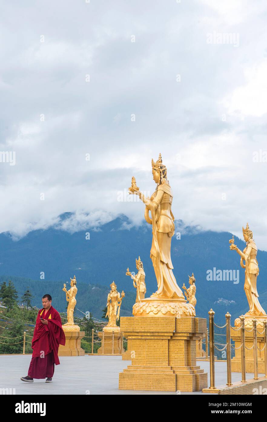 Statue dorate di divinità femminili buddhiste al Tempio di Buddha Dordenma, Thimphu, Bhutan Foto Stock