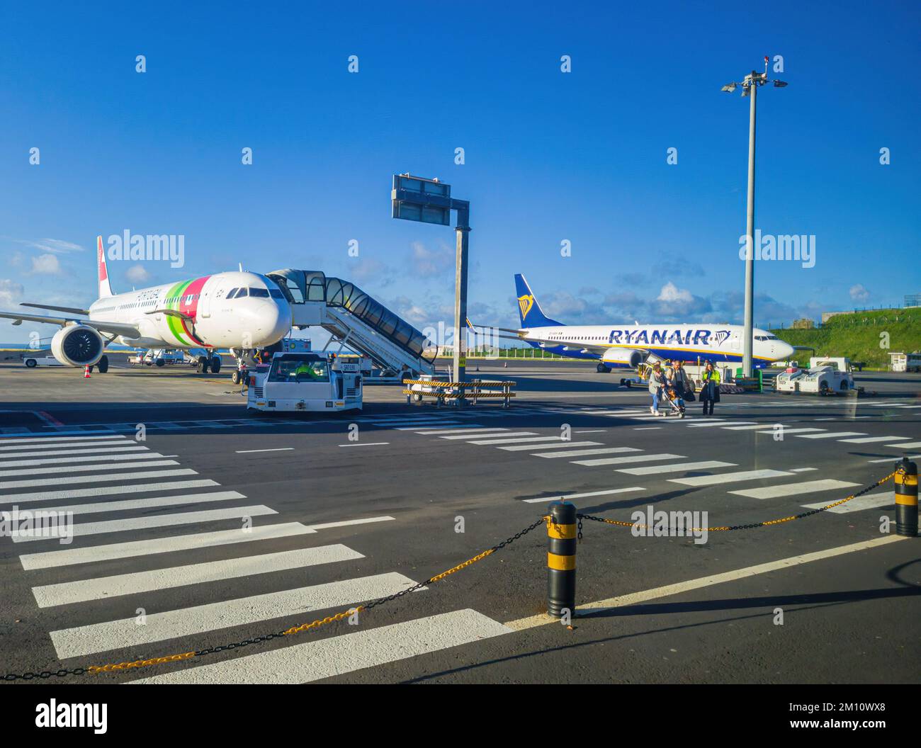 Ponta Delgada, Azzorre, 4 dicembre 2022: Aereo TAP e Ryanair sull'asfalto all'aeroporto internazionale Joao Paulo II sull'isola di Sao Miguel Foto Stock