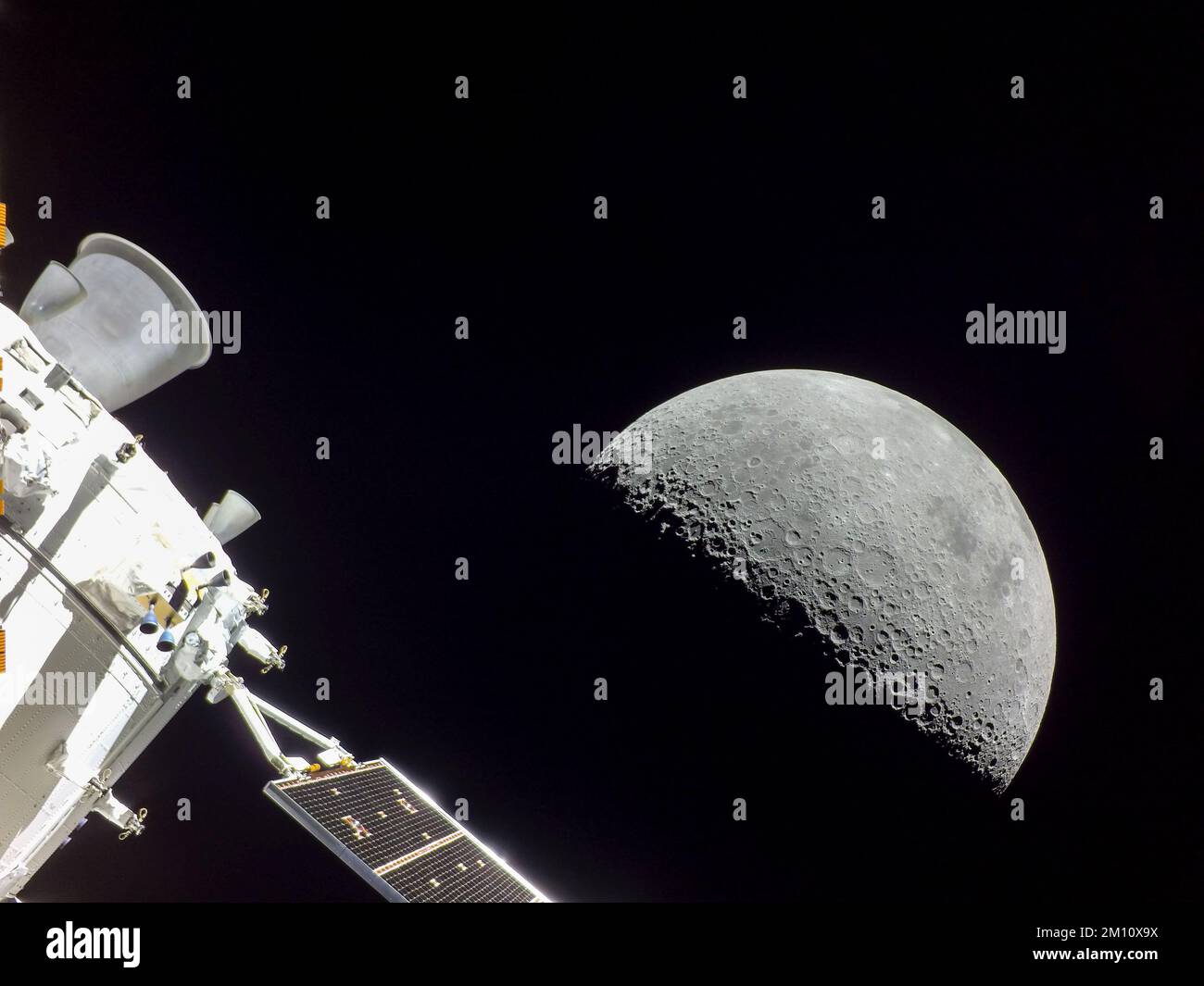 TERRA, LA LUNA - 05 dicembre 2022 - il giorno di volo 20 della missione Artemis i, Orione catturò la Luna il giorno del ritorno alimentato flyby. La bruciatura, Foto Stock