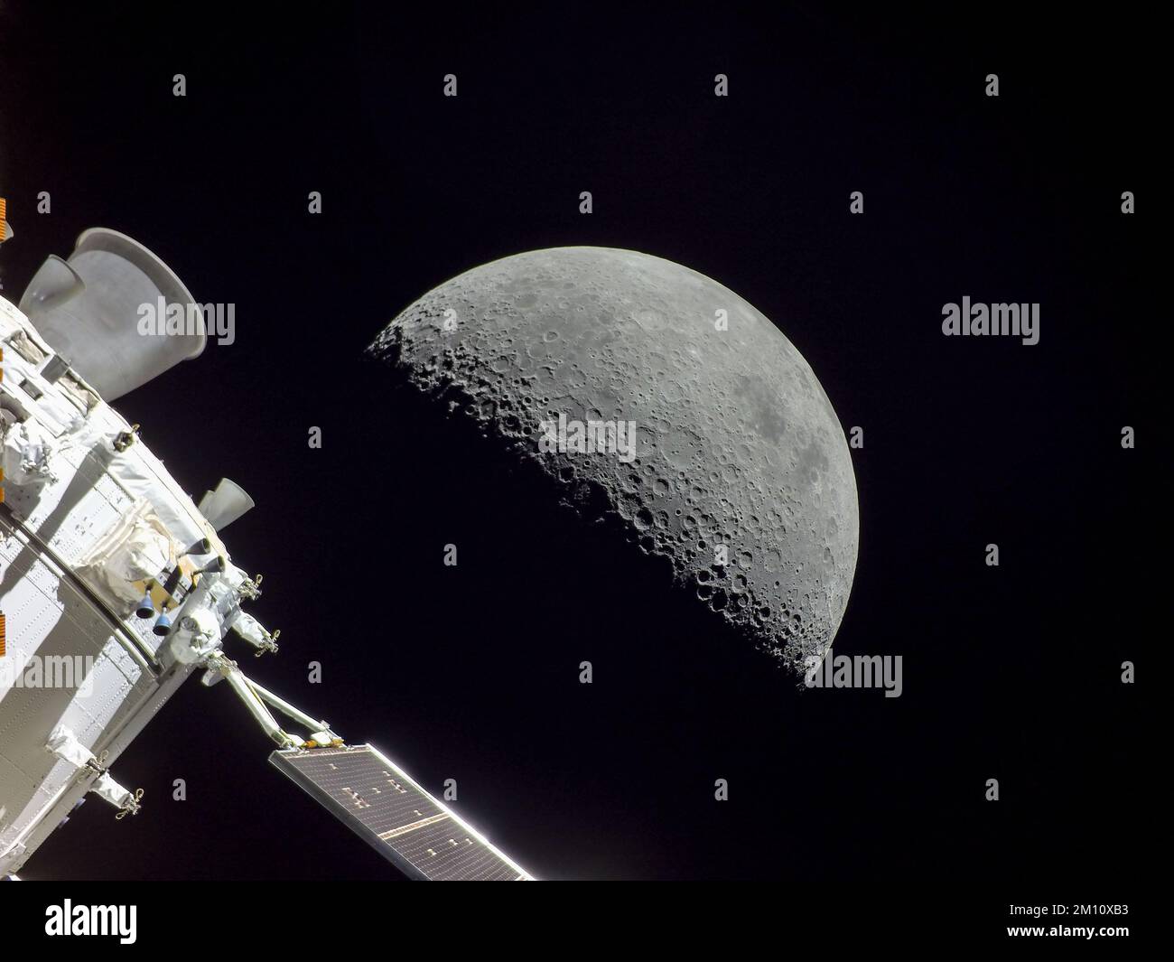 TERRA, LA LUNA - 05 dicembre 2022 - il giorno di volo 20 della missione Artemis i, Orione catturò la Luna il giorno del ritorno alimentato flyby. La bruciatura, Foto Stock