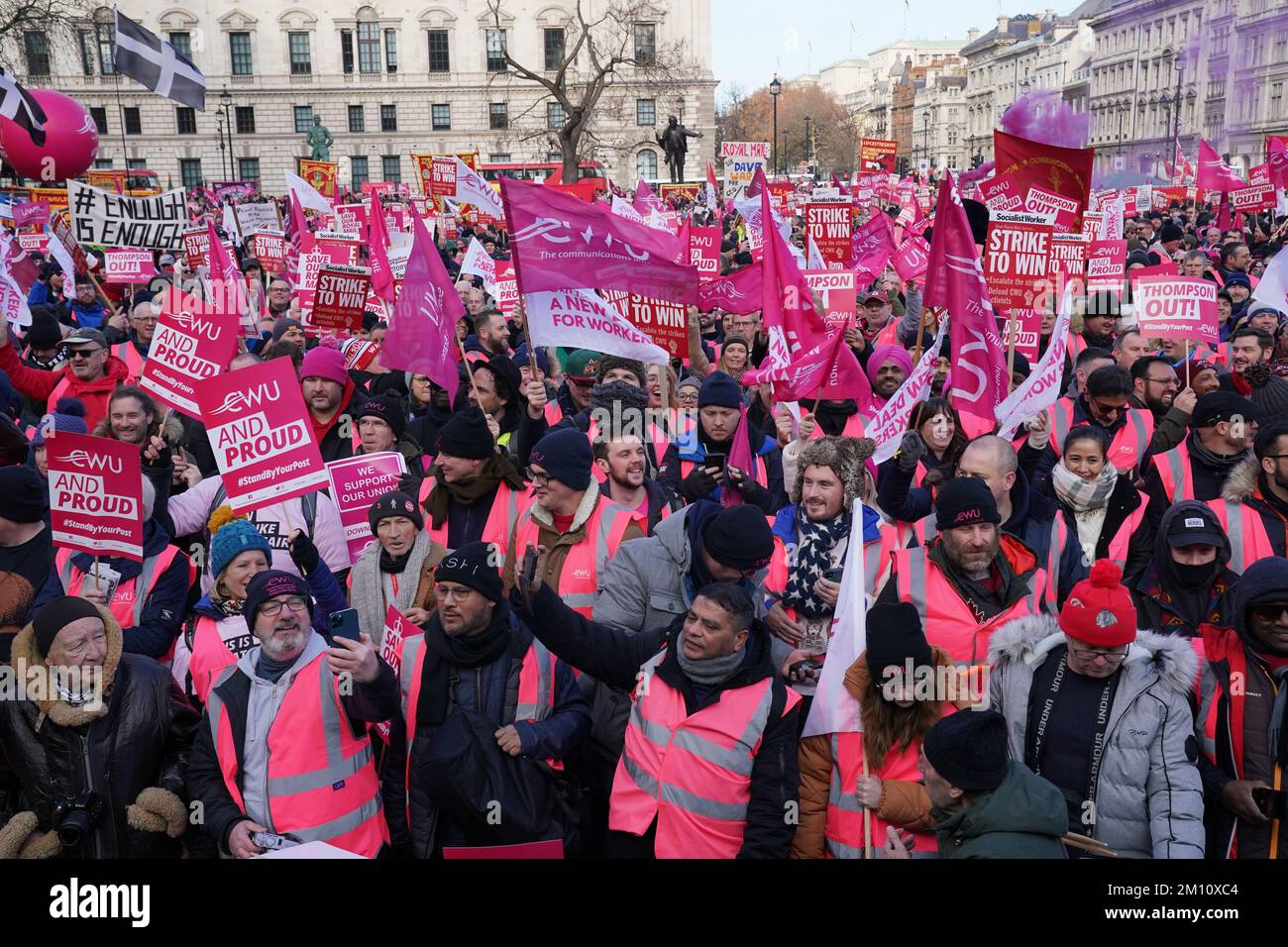 I membri della Communication Workers Union (CWU) tengono un raduno in Parliament Square, Londra, mentre i Royal Mail Workers segnano un altro sciopero nella sempre più aspra disputa su posti di lavoro, retribuzioni e condizioni. Data immagine: Venerdì 9 dicembre 2022. Foto Stock
