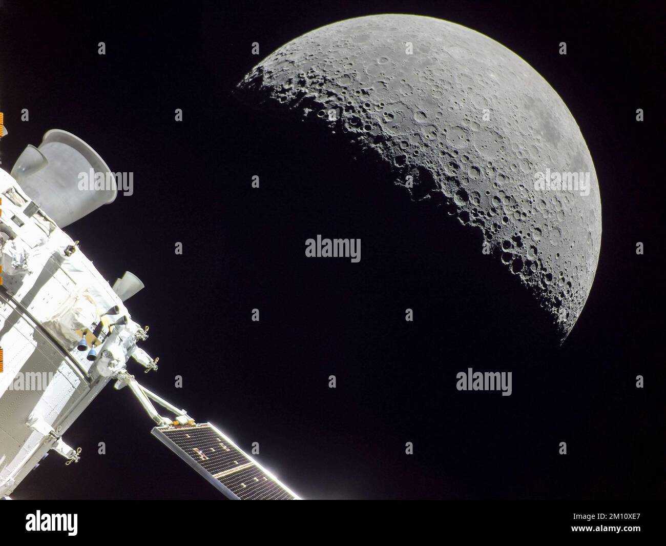 TERRA, LA LUNA - 05 dicembre 2022 - il giorno di volo 20 della missione Artemis i, Orione catturò la Luna il giorno del ritorno alimentato flyby. La bruciatura, Foto Stock