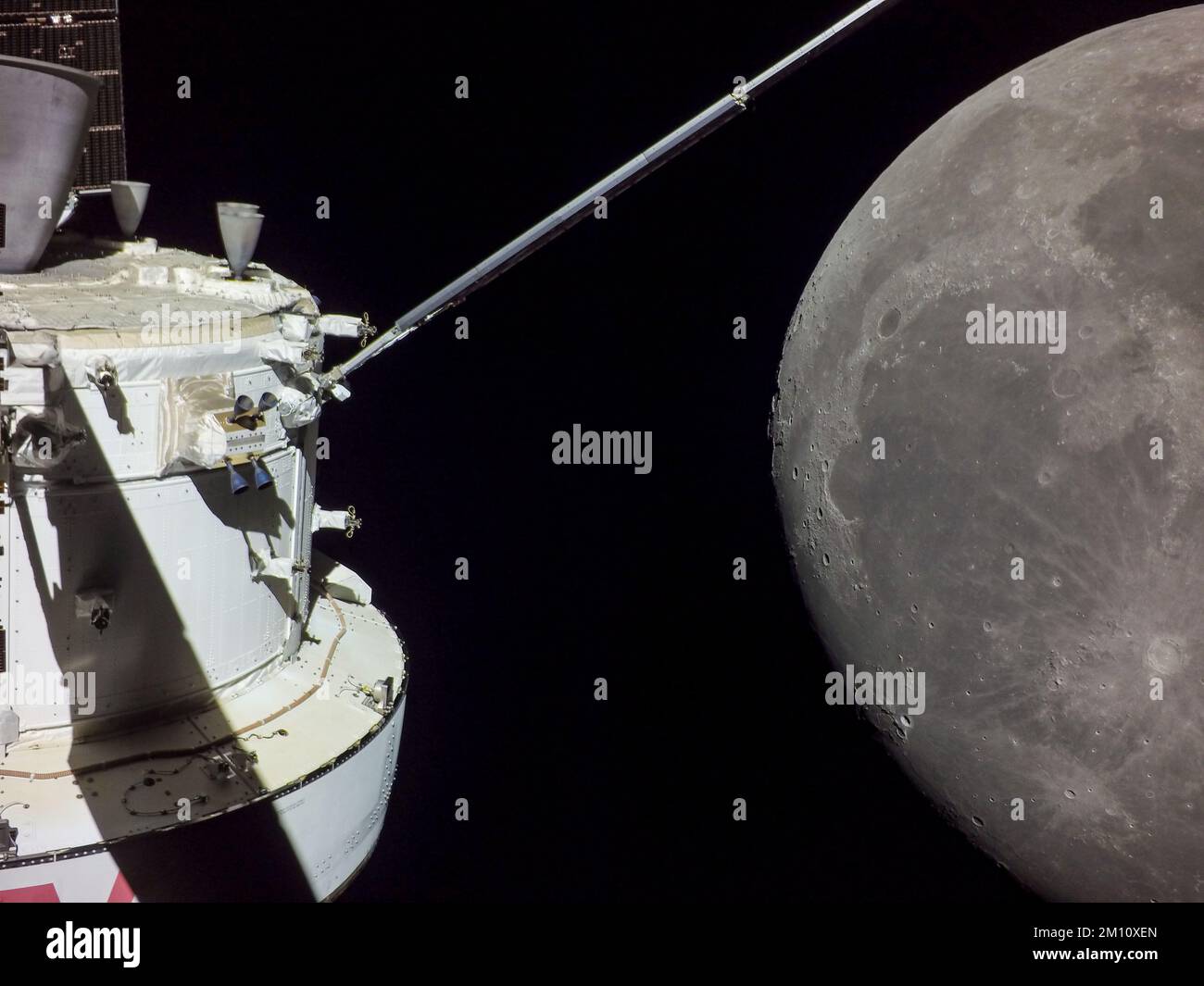 TERRA, LA LUNA - 05 dicembre 2022 - il giorno di volo 20 della missione Artemis i, Orione catturò la Luna il giorno del ritorno alimentato flyby. La bruciatura, Foto Stock