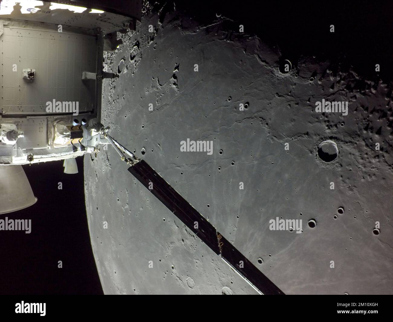 TERRA, LA LUNA - 05 dicembre 2022 - il giorno di volo 20 della missione Artemis i, Orione catturò la Luna il giorno del ritorno alimentato flyby. La bruciatura, Foto Stock