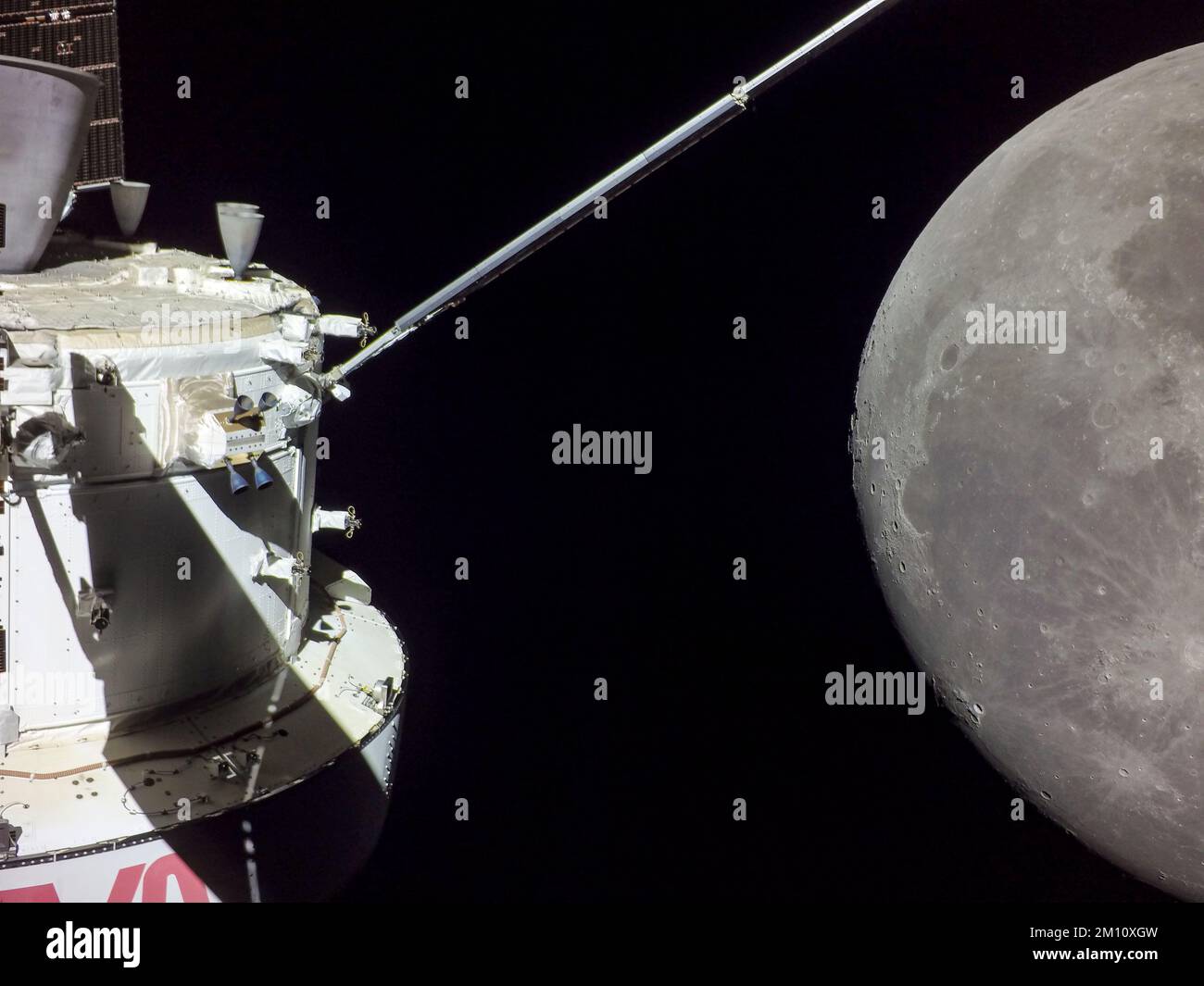 TERRA, LA LUNA - 05 dicembre 2022 - il giorno di volo 20 della missione Artemis i, Orione catturò la Luna il giorno del ritorno alimentato flyby. La bruciatura, Foto Stock