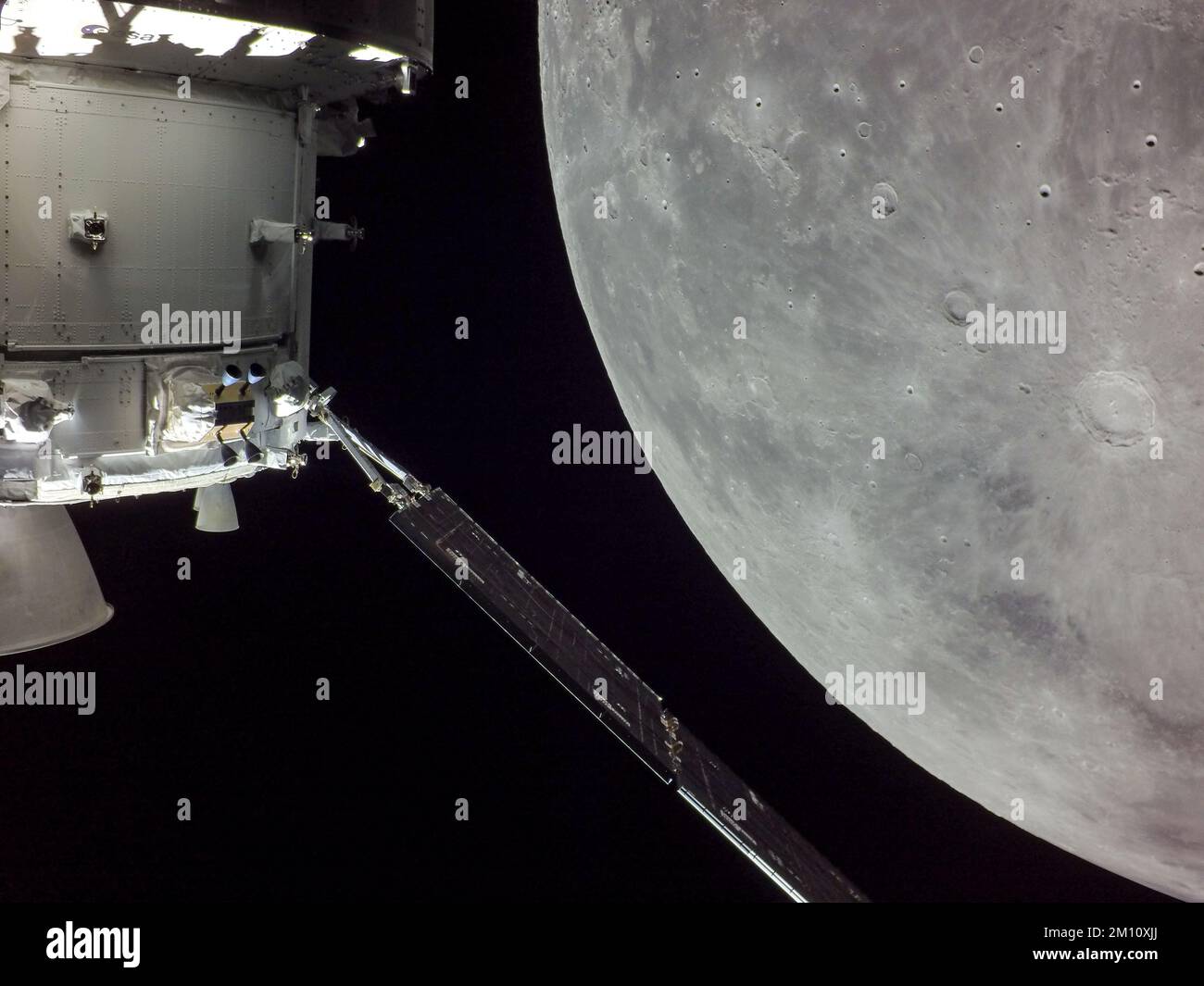 TERRA, LA LUNA - 05 dicembre 2022 - il giorno di volo 20 della missione Artemis i, Orione catturò la Luna il giorno del ritorno alimentato flyby. La bruciatura, Foto Stock