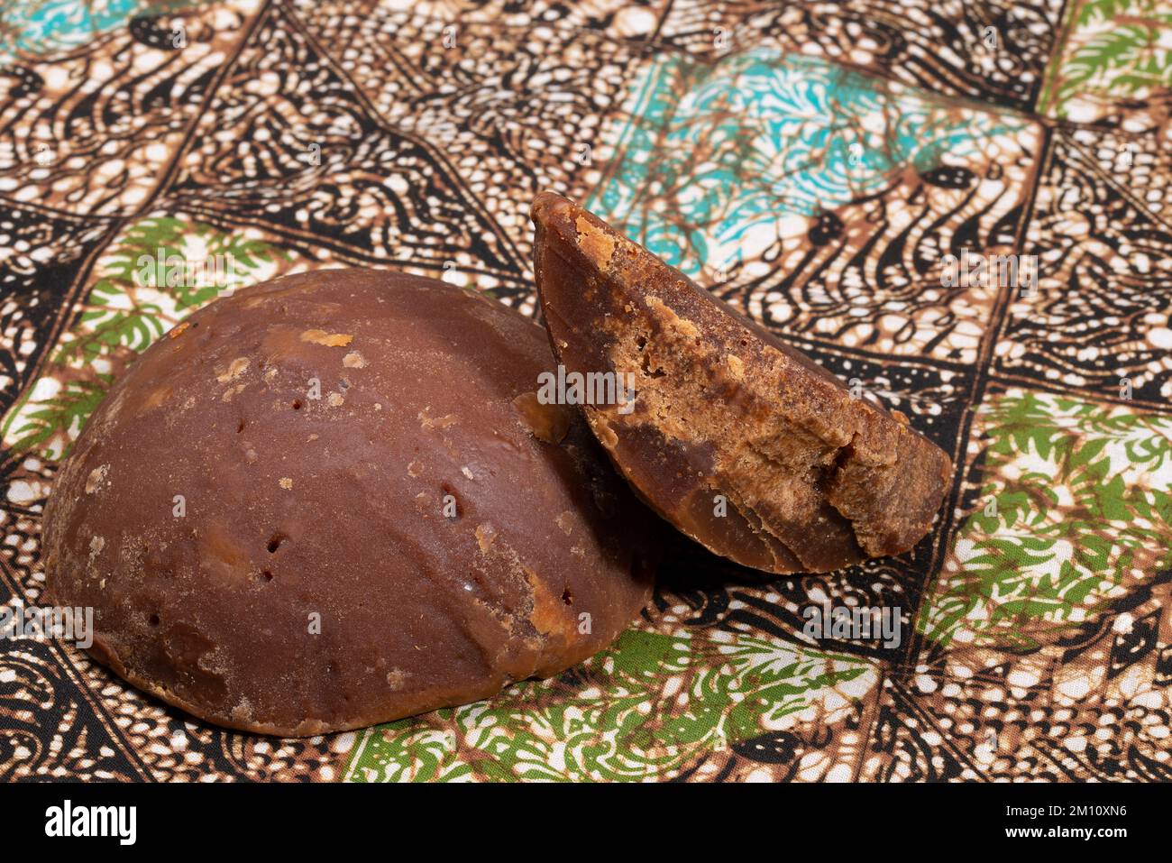 Zucchero Java o zucchero di palma su un panno da tavolo batik. Foto Stock