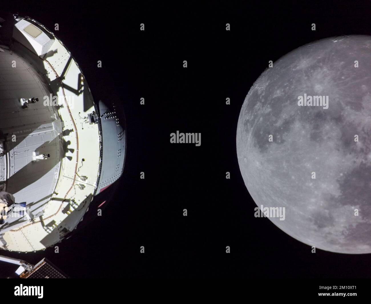 TERRA, LA LUNA - 05 dicembre 2022 - il giorno di volo 20 della missione Artemis i, Orione catturò la Luna il giorno del ritorno alimentato flyby. La bruciatura, Foto Stock