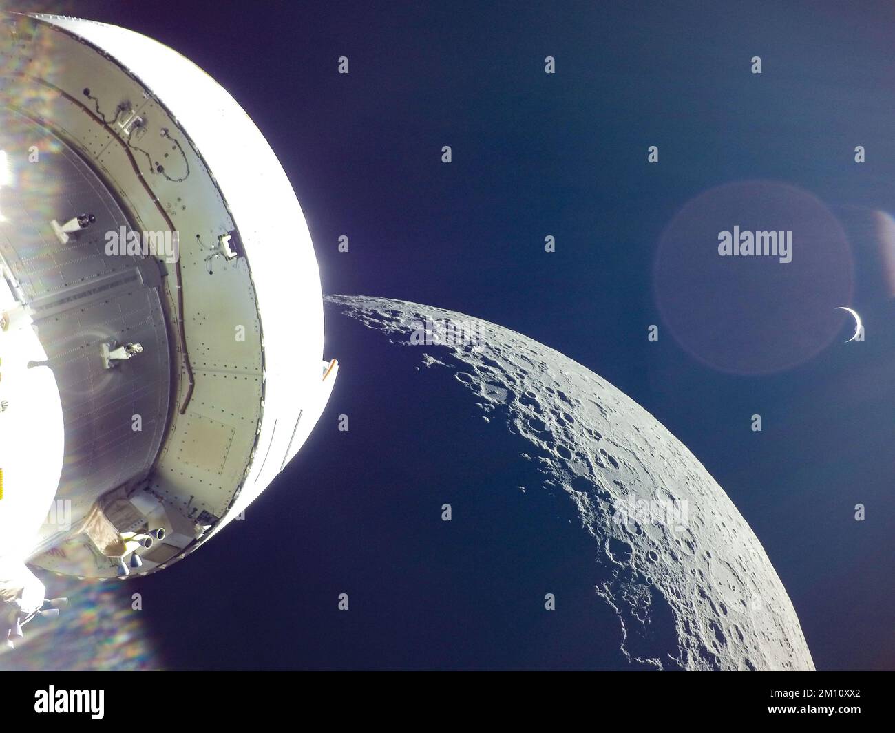TERRA, LA LUNA - 05 dicembre 2022 - Oon il 20th° giorno della missione Artemis i, Orione catturò la Terra che si alzò dietro la Luna dopo il ritorno p Foto Stock