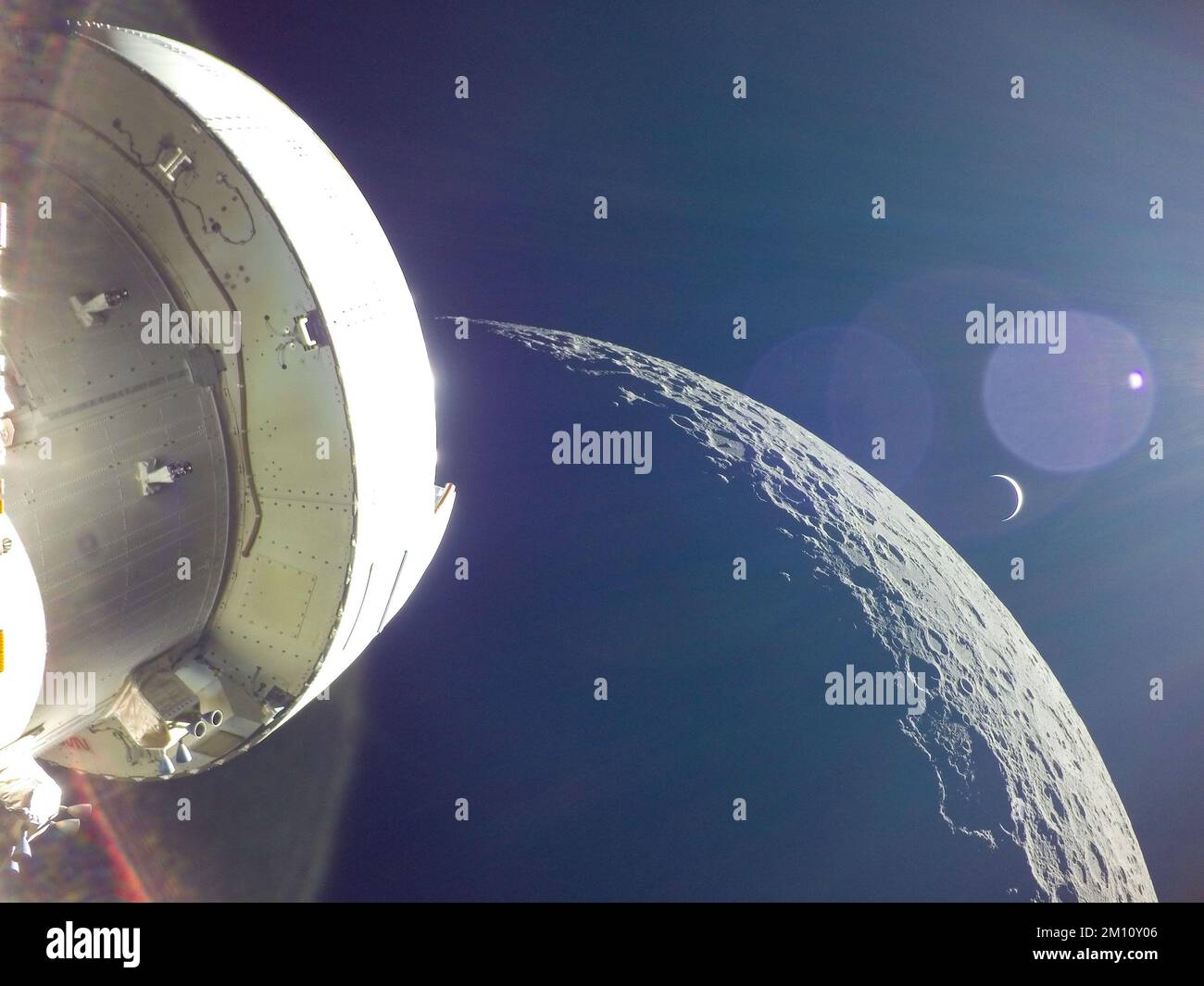 TERRA, LA LUNA - 05 dicembre 2022 - il 20th° giorno della missione Artemis i, Orione catturò la Terra che si alzò dietro la Luna dopo il ritorno po Foto Stock
