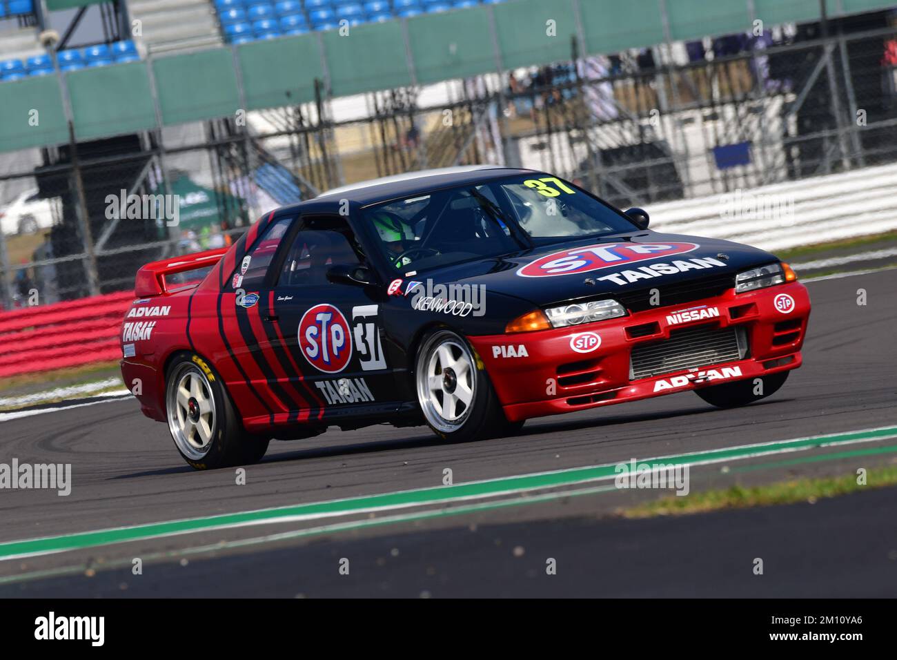 Simon Garrad, Nissan Skyline R32, un'impressionante griglia per il Tony Dron Memorial Trophy per MRL Historic Touring Cars, una gara di 45 minuti su tutta la Gra Foto Stock