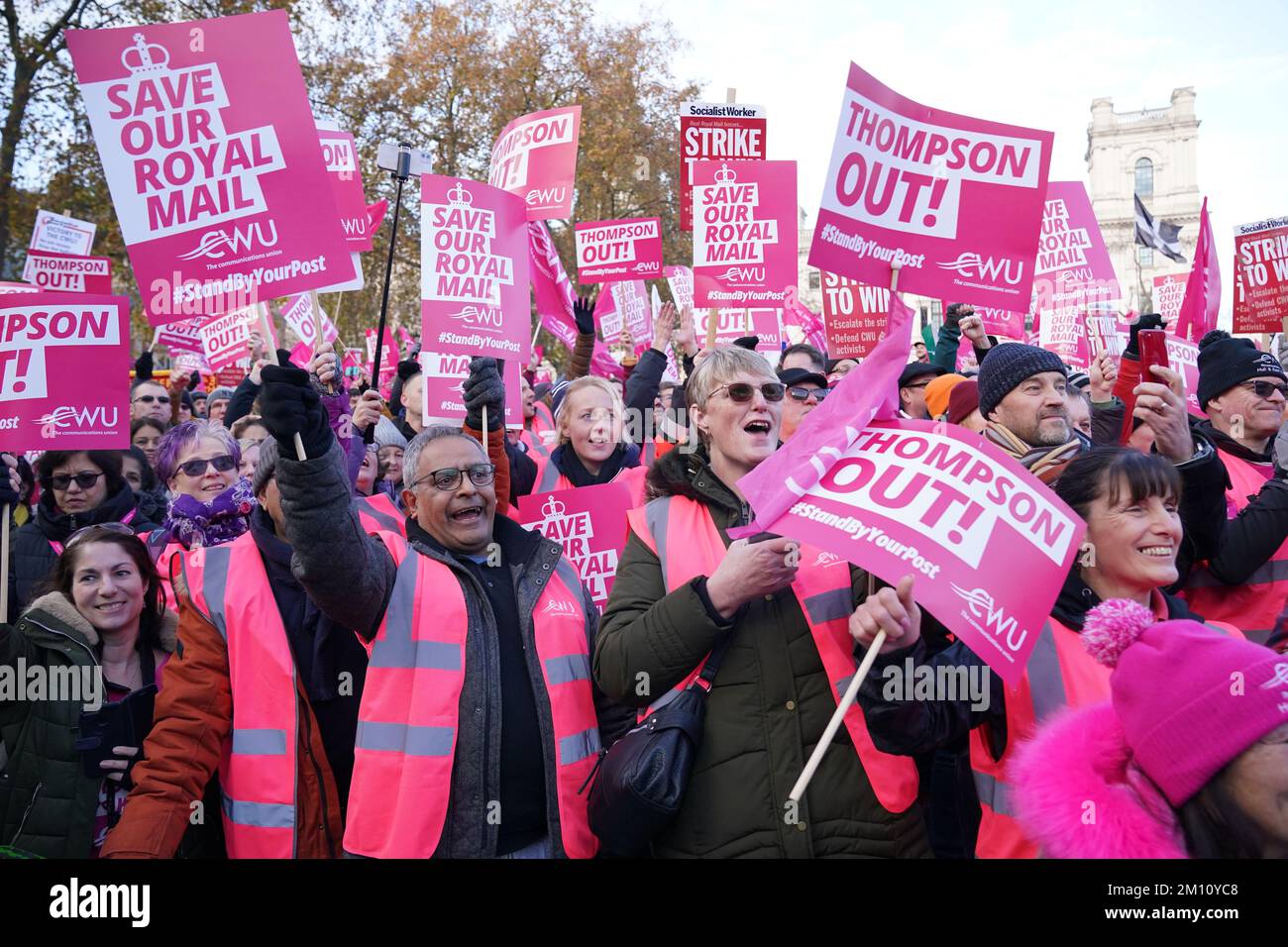 I membri della Communication Workers Union (CWU) tengono un raduno in Parliament Square, Londra, mentre i Royal Mail Workers segnano un altro sciopero nella sempre più aspra disputa su posti di lavoro, retribuzioni e condizioni. Data immagine: Venerdì 9 dicembre 2022. Foto Stock