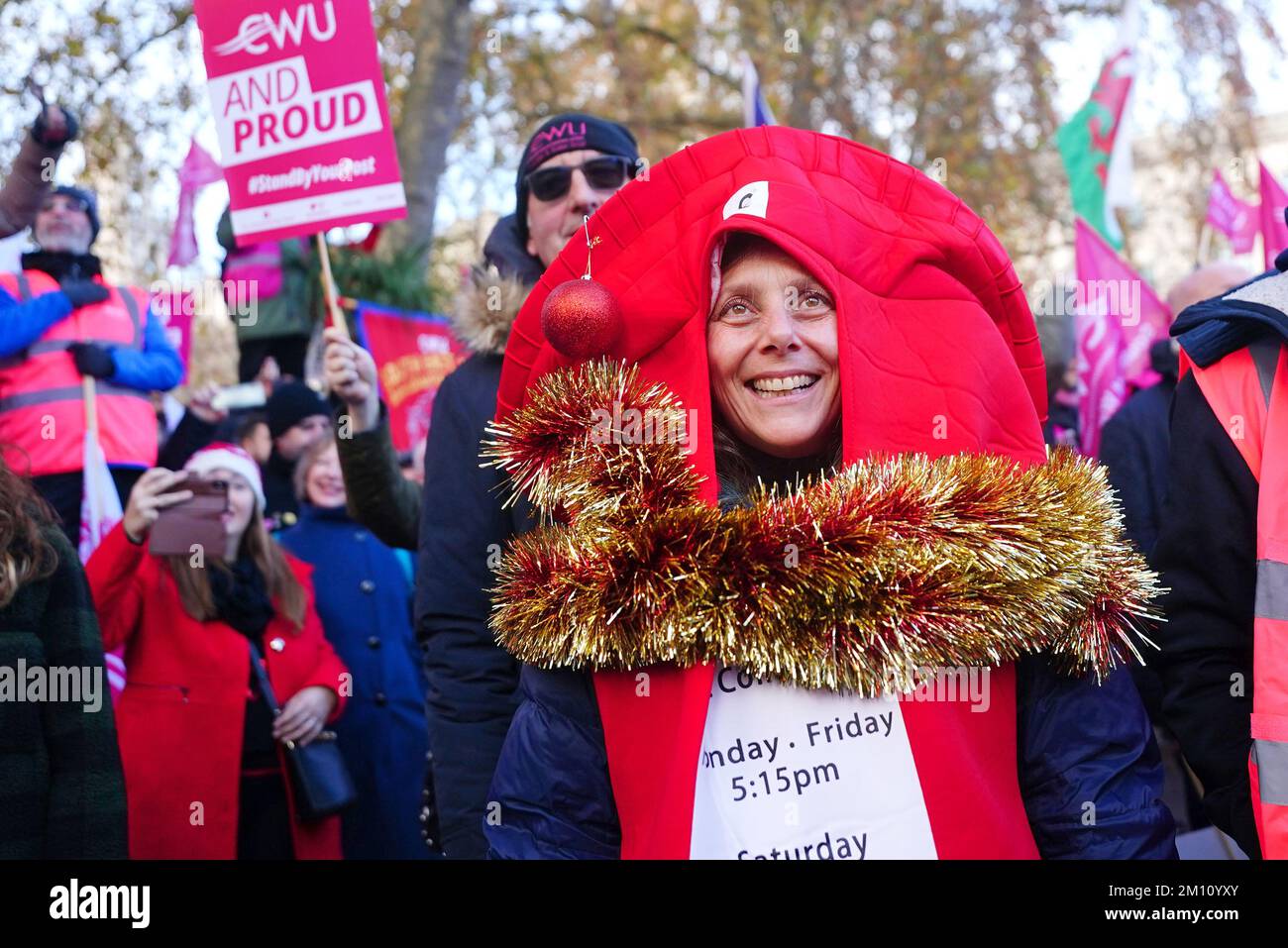 I membri della Communication Workers Union (CWU) tengono un raduno in Parliament Square, Londra, mentre i Royal Mail Workers segnano un altro sciopero nella sempre più aspra disputa su posti di lavoro, retribuzioni e condizioni. Data immagine: Venerdì 9 dicembre 2022. Foto Stock