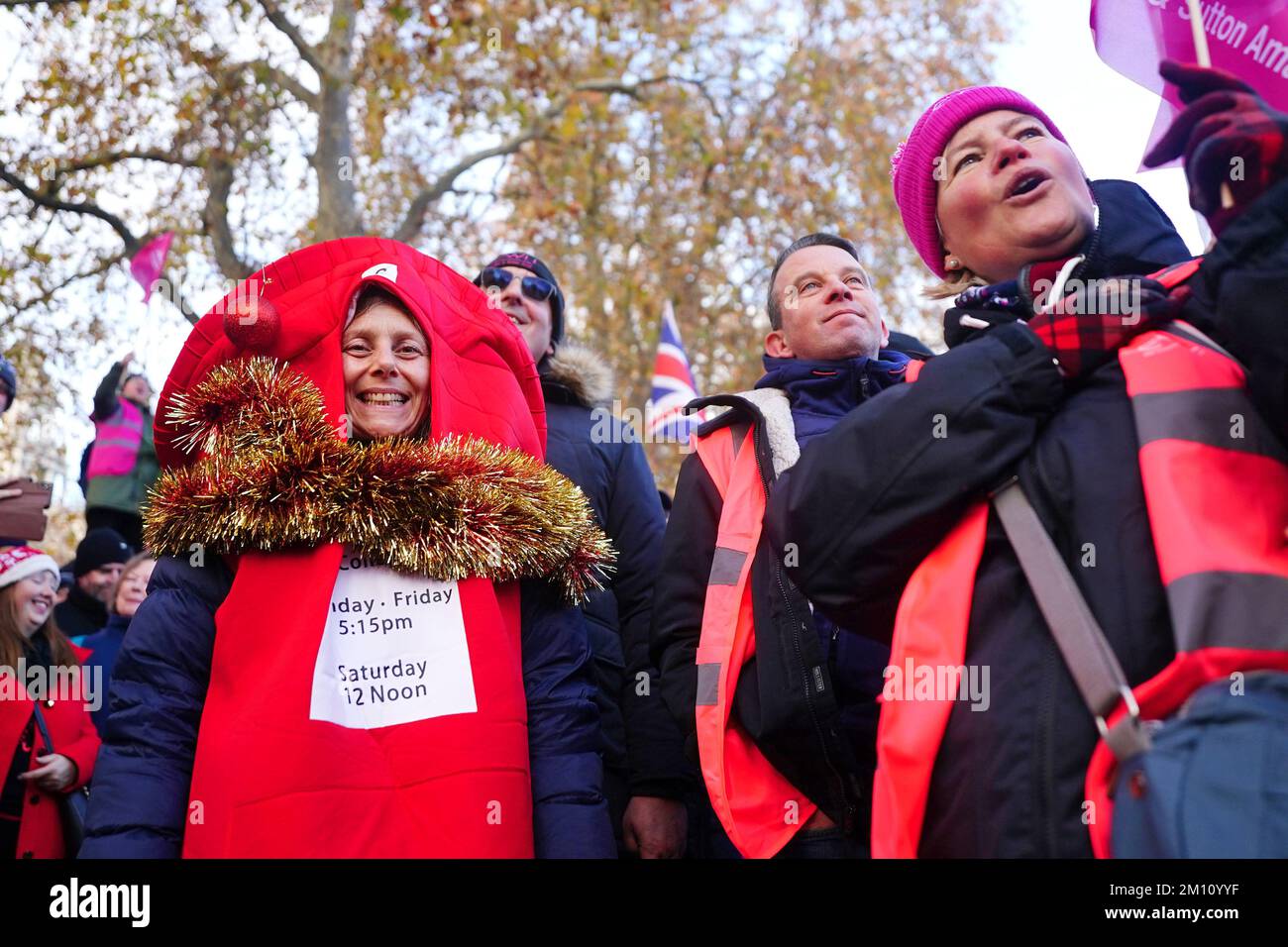 I membri della Communication Workers Union (CWU) tengono un raduno in Parliament Square, Londra, mentre i Royal Mail Workers segnano un altro sciopero nella sempre più aspra disputa su posti di lavoro, retribuzioni e condizioni. Data immagine: Venerdì 9 dicembre 2022. Foto Stock
