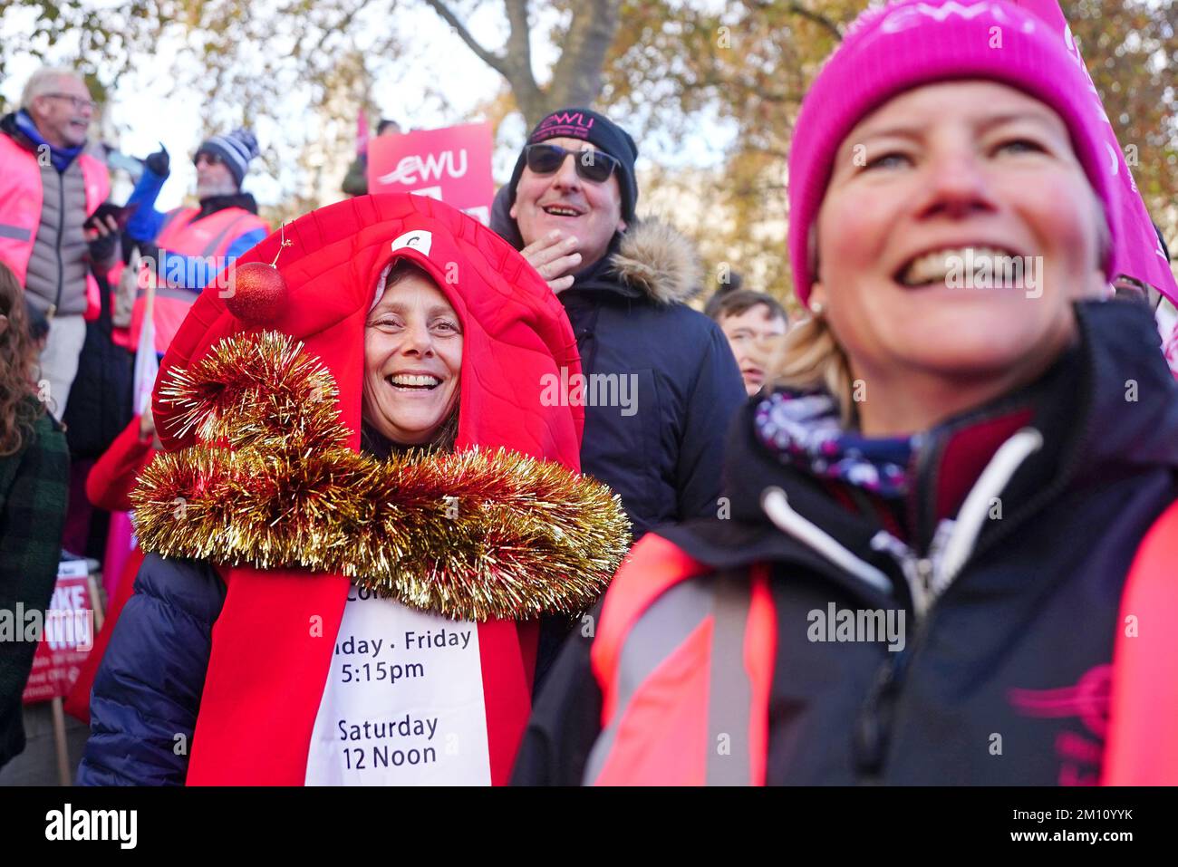 I membri della Communication Workers Union (CWU) tengono un raduno in Parliament Square, Londra, mentre i Royal Mail Workers segnano un altro sciopero nella sempre più aspra disputa su posti di lavoro, retribuzioni e condizioni. Data immagine: Venerdì 9 dicembre 2022. Foto Stock