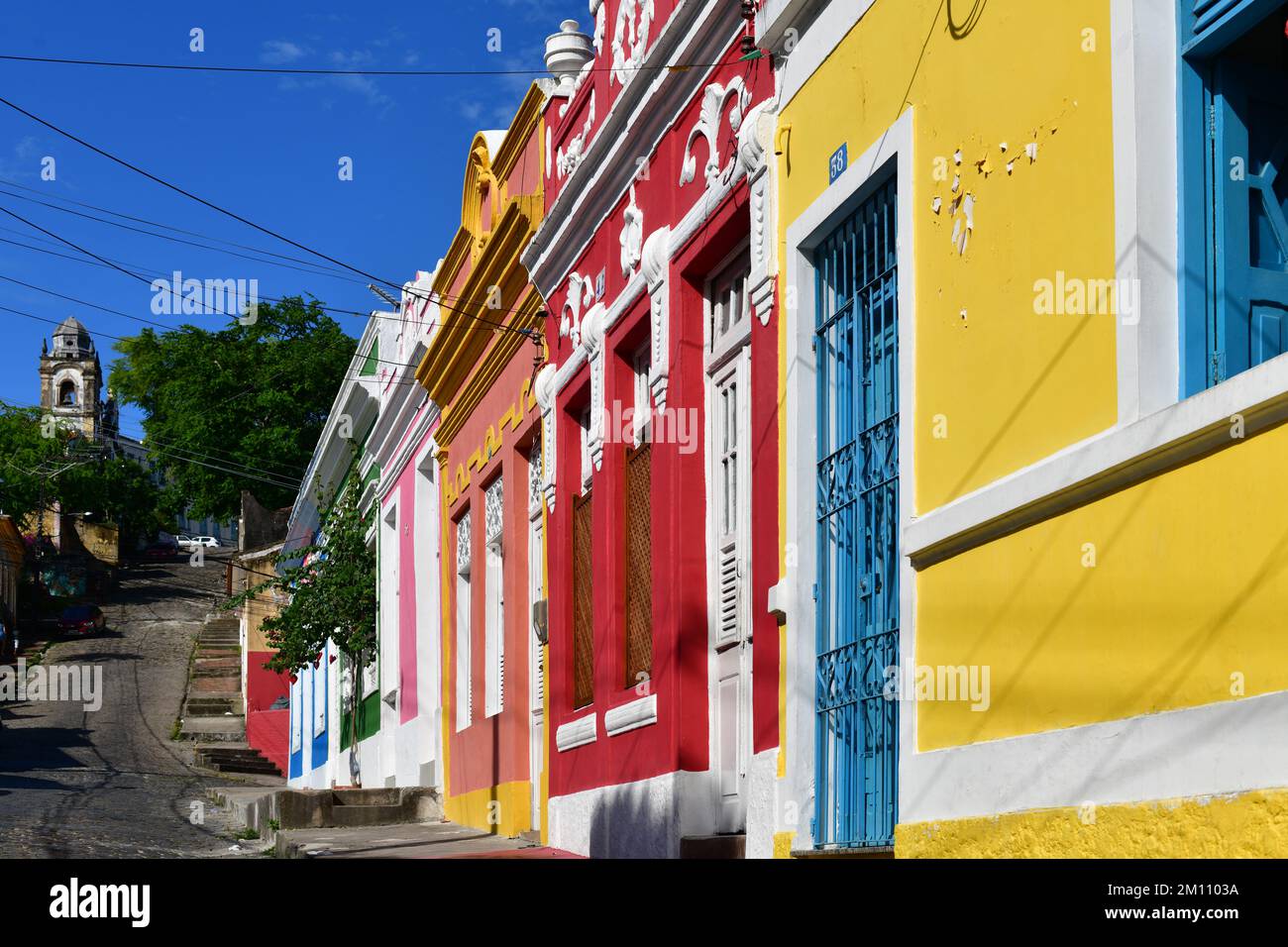 Strada con case colorate nella città storica di Olinda, Pernambuco, Brasile Foto Stock