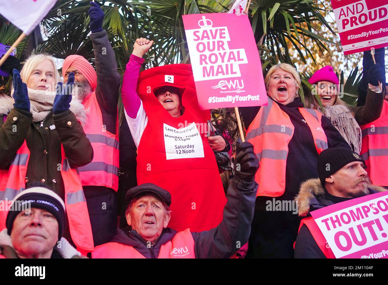I membri della Communication Workers Union (CWU) tengono un raduno in Parliament Square, Londra, mentre i Royal Mail Workers segnano un altro sciopero nella sempre più aspra disputa su posti di lavoro, retribuzioni e condizioni. Data immagine: Venerdì 9 dicembre 2022. Foto Stock